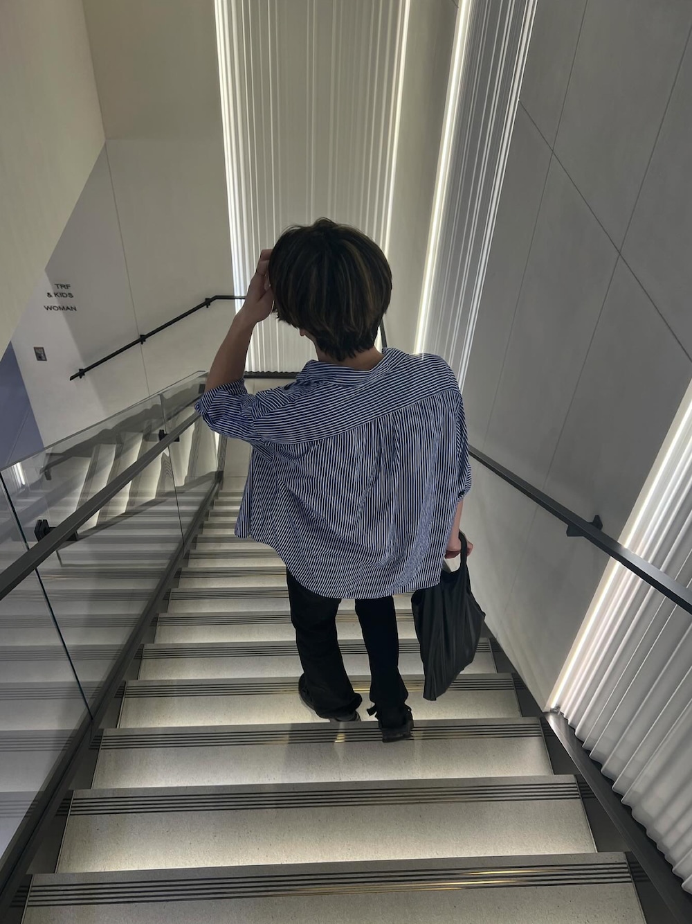 「メンズファッション、カジュアルコーデ、シンプルスタイル、ワイドデニム、キレイめ、おしゃれさんと繋がりたい、シャツコーデ」｜「Javaの《JaVaジャバ コラボ》1枚でマルチウェイ。コットン100％胸刺繍ストライプBIGシルエットシャツ（シャツ/ブラウス、ブルー系）」を使った、tomacruiseさん（メンズ・183cm）の秋コーディネートの1枚目の写真