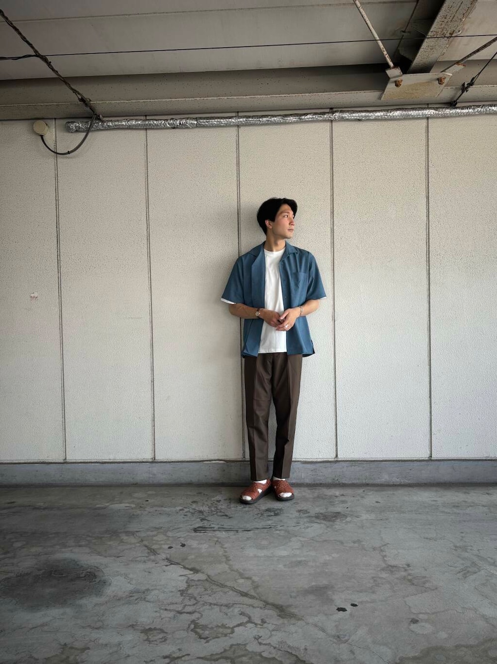 「シャツスタイル、夏アウター、キレイめコーデ」｜「URBAN RESEARCH DOORSの『Sサイズ/WEB限定』『吸水速乾/接触冷感/イージーケア』クイックドライ ショートスリーブTシャツ（Tシャツ/カットソー、ホワイト系）」を使った、ゆうすけさん（メンズ・180cm）の夏コーディネートの1枚目の写真