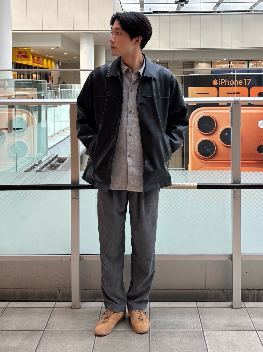 ブラック系のライダースジャケット、グレー系のシャツ/ブラウス、グレー系のその他パンツを着用したメンズの秋コーディネートの1枚目の写真