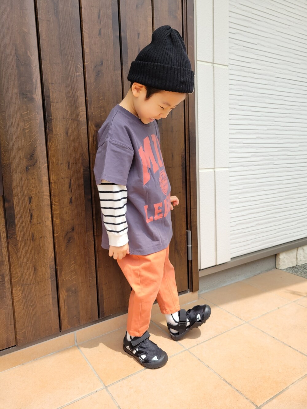 「ごきげんウィーク、休日スタイル、ブランシェス、ブランシェス(BRANSHES)、カラーパンツ、オレンジ、おしゃれさんと繋がりたい、カジュアルコーデ、4歳、4歳男の子、ボーダー、オレンジコーデ、キッズコーデ」｜「BRANSHESのガーデナーテーパードパンツ（その他パンツ、オレンジ系）」を使った、aki_hiさん（キッズ・110cm）の春コーディネートの1枚目の写真