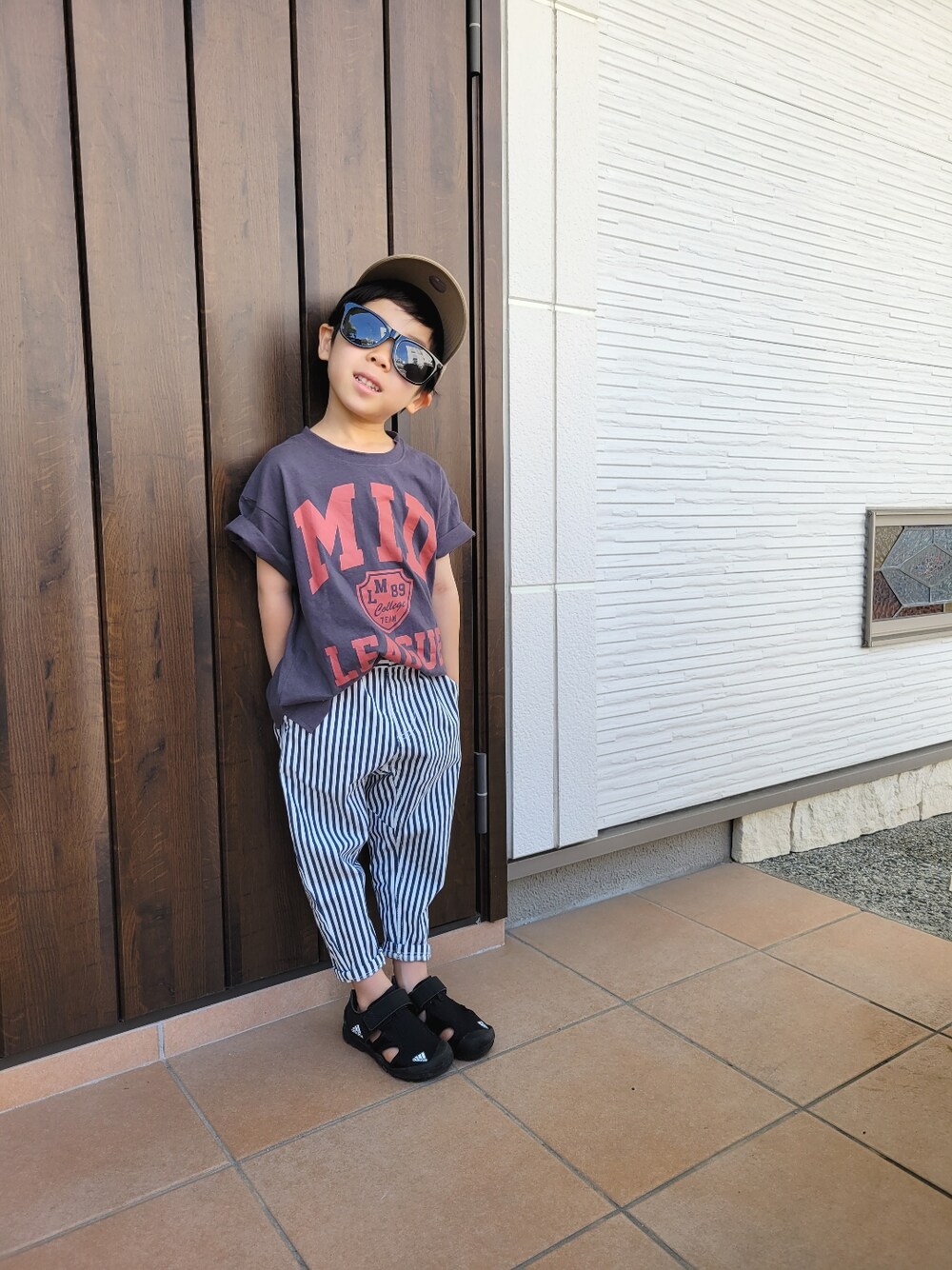 「休日スタイル、Tシャツ、サンダル、ストライプ、ブランシェス、アディダス、キャップ、キッズコーデ、ストライプパンツ」｜「adidasのサンダル [CAPTAIN TOEY K] アディダス（キッズ/子供用）（サンダル、ブラック系）」を使った、aki_hiさん（キッズ・110cm）の夏コーディネートの1枚目の写真