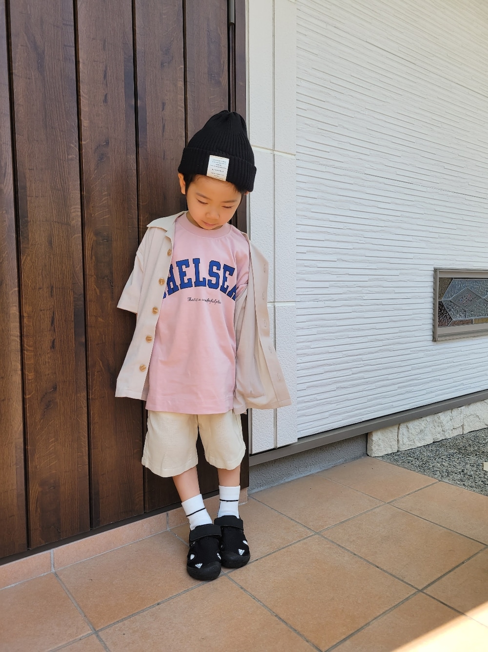 「休日スタイル、キッズコーデ、キッズファッション、シャツスタイル、シャツ、Tシャツ、ピンク、ブランシェス、プティマイン、シャツコーデ、サンダル、サンダルに靴下、ロゴT、おしゃれさんと繋がりたい」｜「adidasのサンダル [CAPTAIN TOEY K] アディダス（キッズ/子供用）（サンダル、ブラック系）」を使った、aki_hiさん（キッズ・110cm）の春コーディネートの1枚目の写真