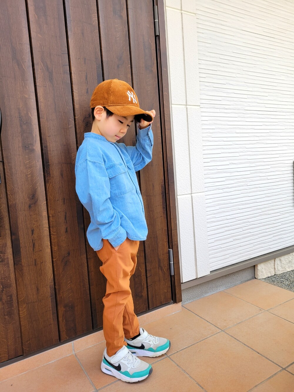 「キヤップ、休日スタイル、男の子コーデ、5歳、ナイキ、デニム、デニムシャツ、ニューエラ」｜「NIKEのNIKE ナイキ 17-22NIKE AIR MAX SC (PSV) エア マックス SC PSV KCZ5356 008PTNDST/BLACK（スニーカー、ホワイト系）」を使った、aki_hiさん（キッズ・110cm）の春コーディネートの1枚目の写真