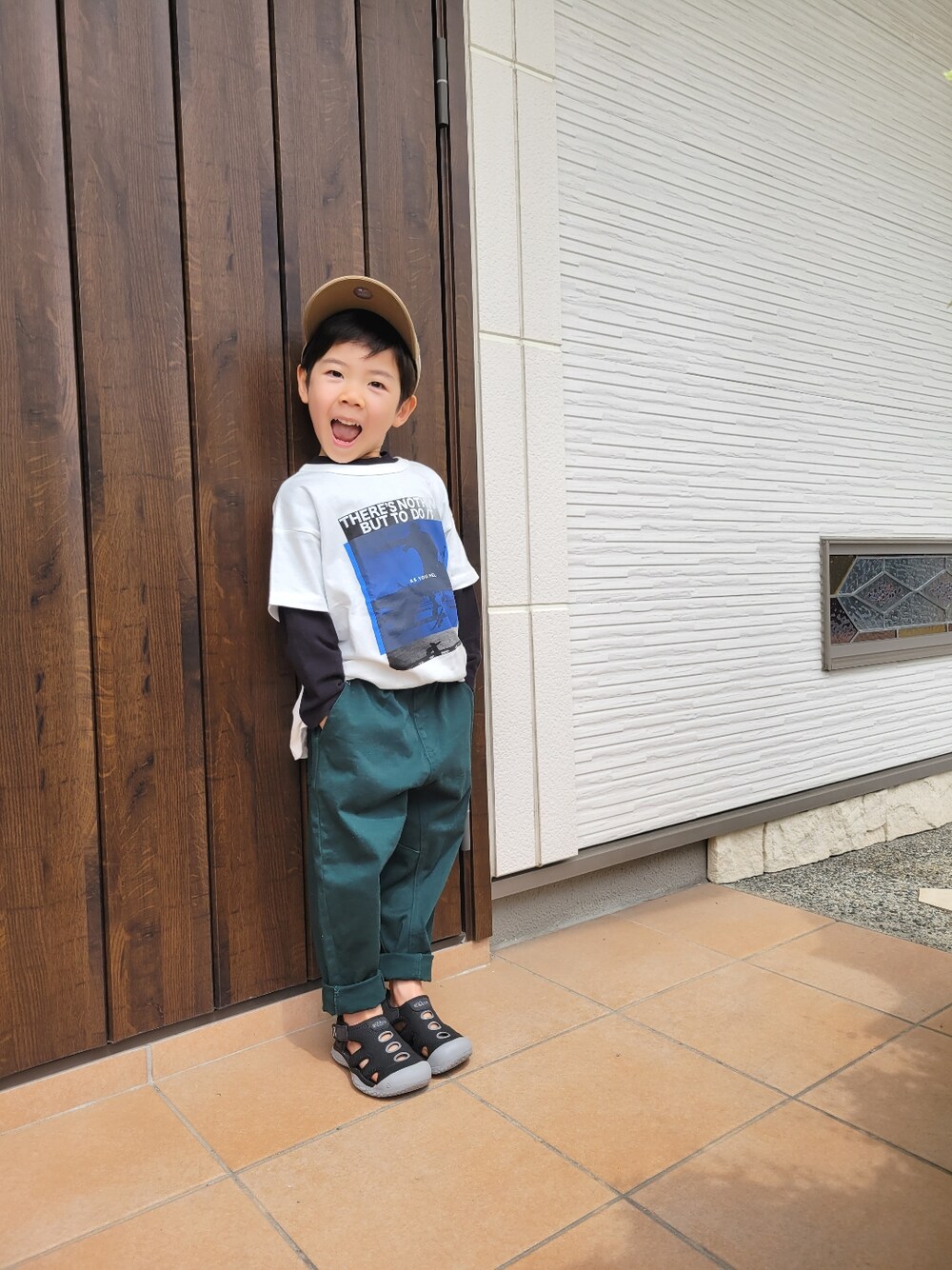 「休日スタイル、キッズコーデ、春夏コーデ、カラーパンツ、グリーン、白Tシャツ、サンダル、おしゃれさんと繋がりたい、ブランシェス、キッズファッション、グリーンコーデ、Tシャツコーデ、ニューエラ」｜「BRANSHESの【ガーデナーテーパード】カラーパンツ（その他パンツ、グリーン系）」を使った、aki_hiさん（キッズ・110cm）の春コーディネートの1枚目の写真
