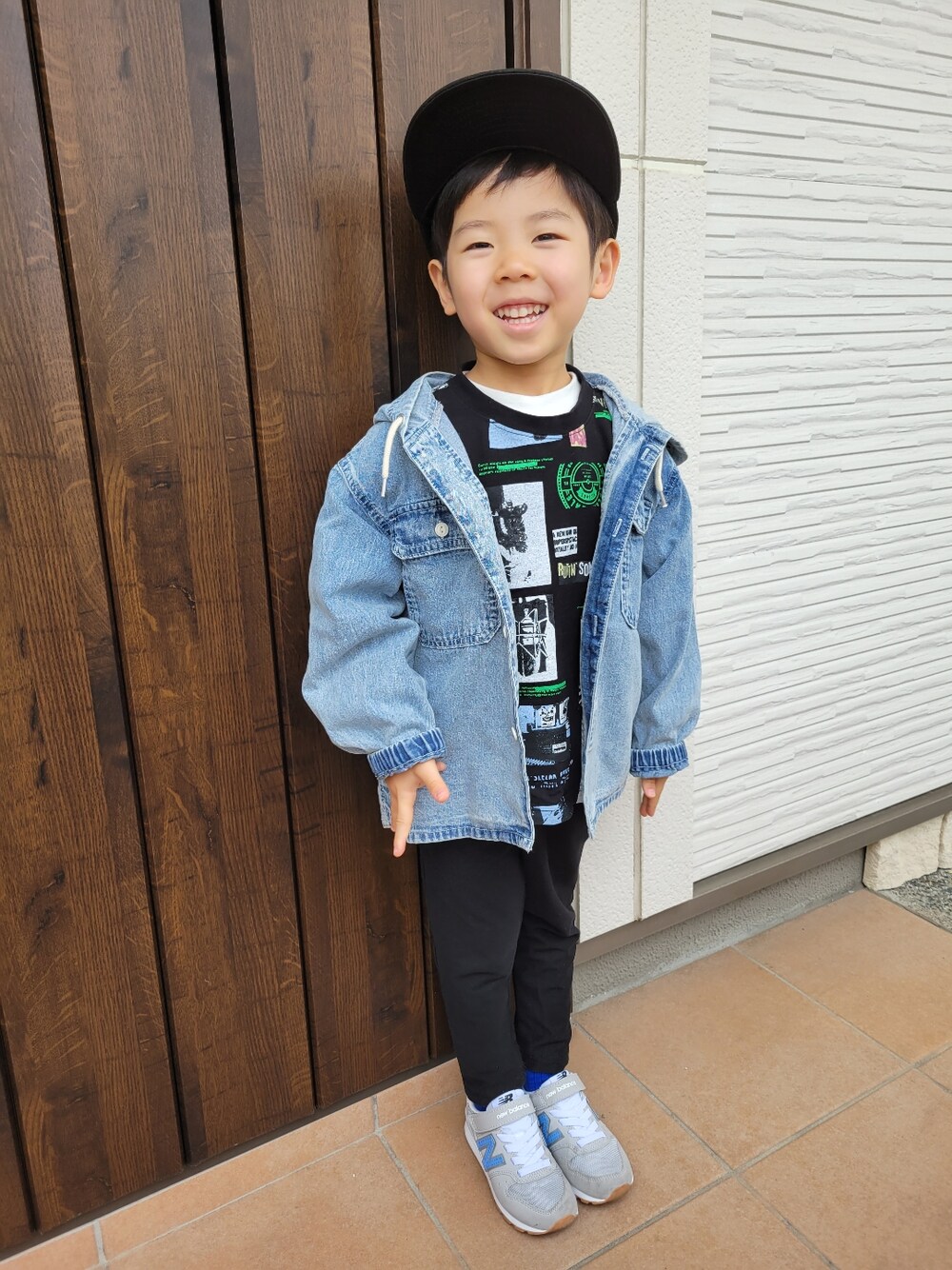 「休日スタイル、男の子コーデ、キッズファッション、男の子、ブラックコーデ、ブランシェス(BRANSHES)、ニューバランス、キャップ、4歳、4歳男の子、ブランシェス」｜「BRANSHESの【ガーデナーテーパード】カラーパンツ（その他パンツ、ブラック系）」を使った、aki_hiさん（キッズ・110cm）の春コーディネートの1枚目の写真