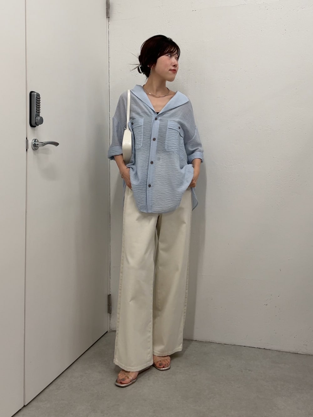 ブルー系のシャツ/ブラウス、ベージュ系のデニムパンツを着用したレディースの夏コーディネートの1枚目の写真