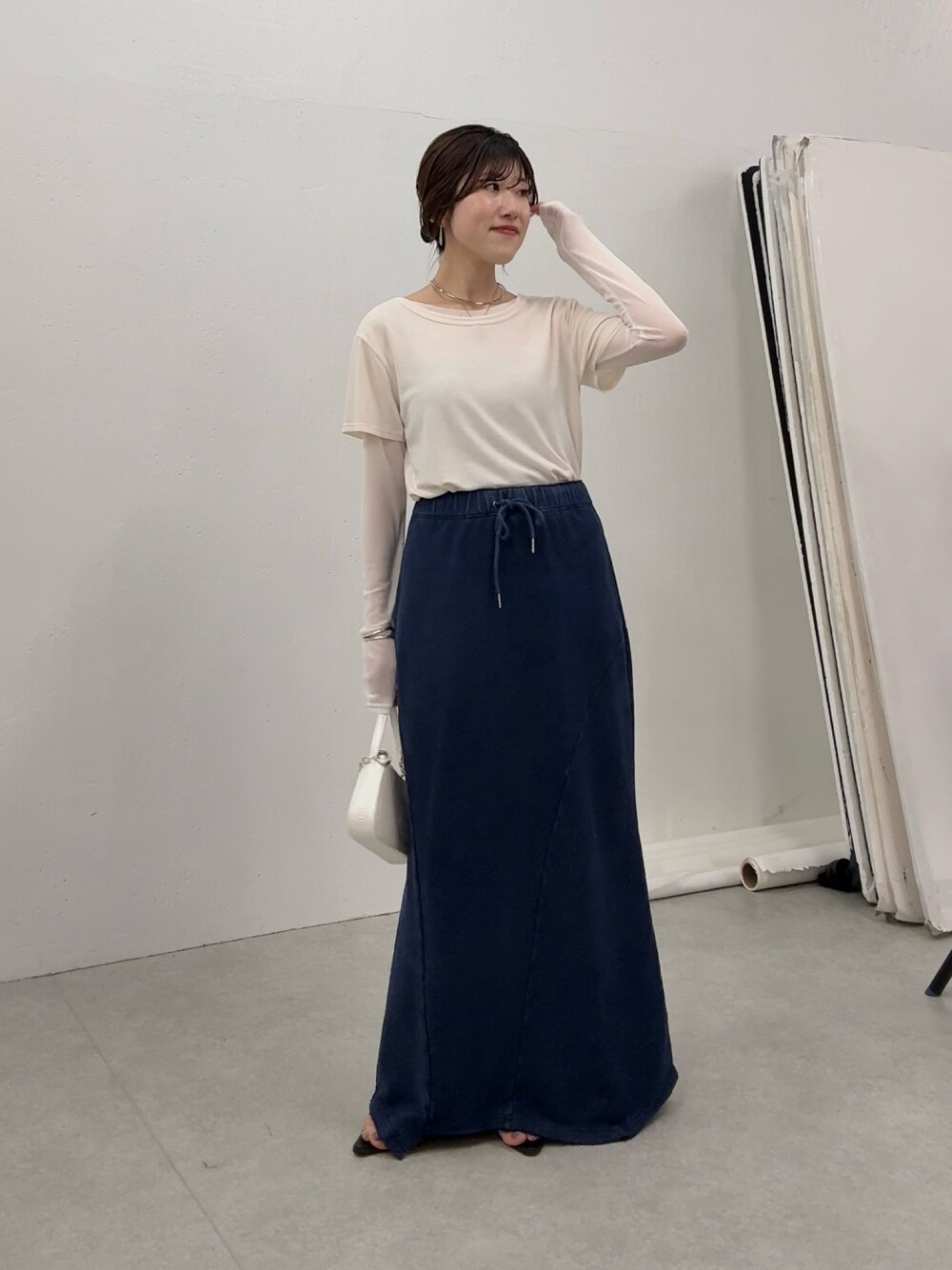 ホワイト系のTシャツ/カットソー、ブルー系のスカートを着用したレディースの夏コーディネートの1枚目の写真