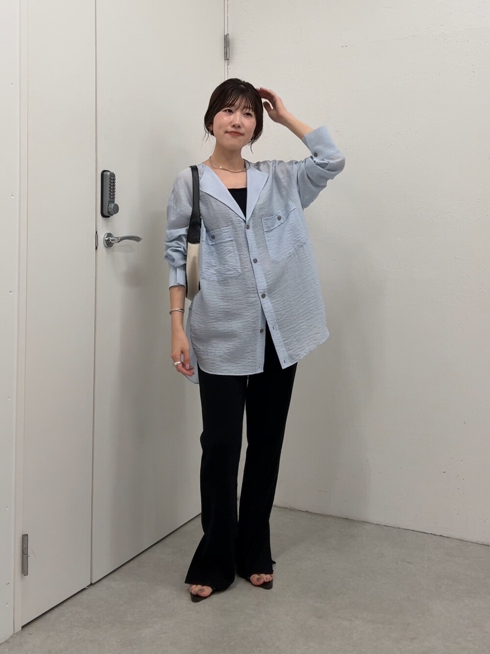 ブルー系のシャツ/ブラウス、ブラック系のその他パンツ、ゴールド系のネックレスを着用したレディースの夏コーディネートの1枚目の写真