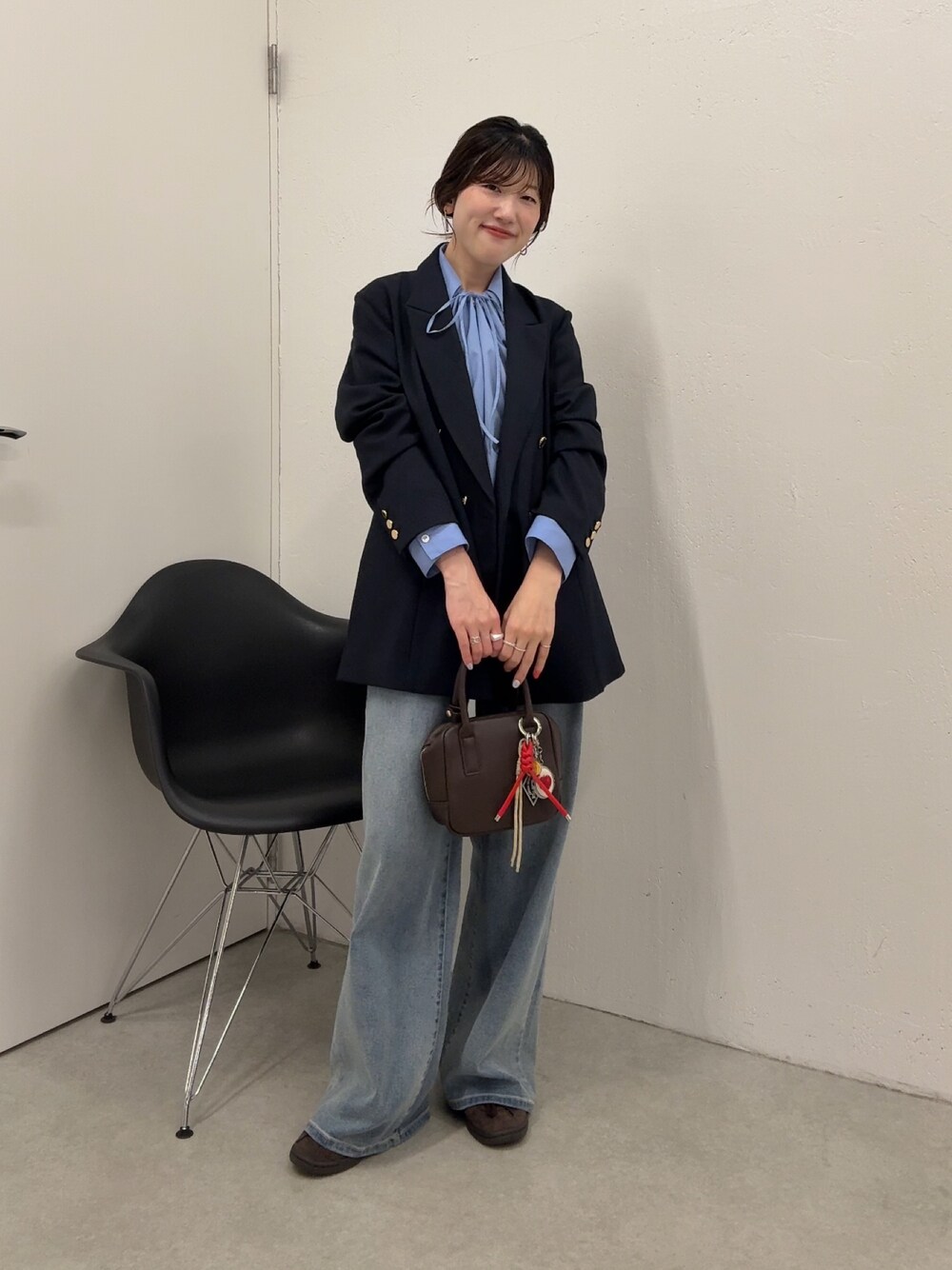 ブルー系のテーラードジャケット、ブルー系のシャツ/ブラウス、ブルー系のデニムパンツを着用したレディースの夏コーディネートの1枚目の写真