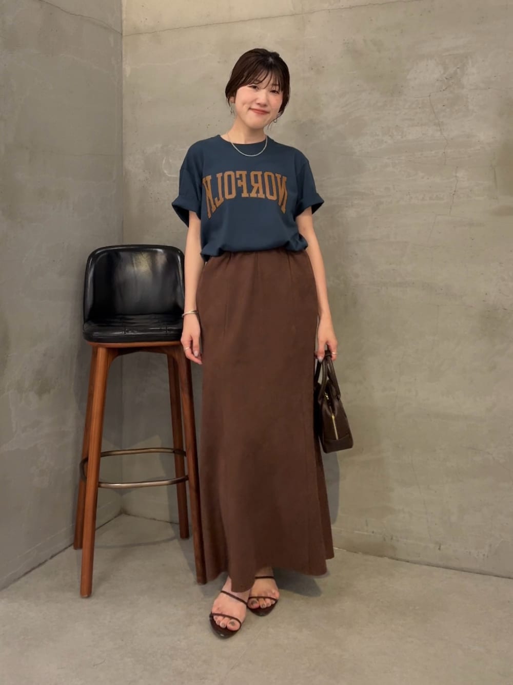 ブルー系のTシャツ/カットソー、ブラウン系のスカート、ブラウン系のショルダーバッグを着用したレディースの夏コーディネートの1枚目の写真