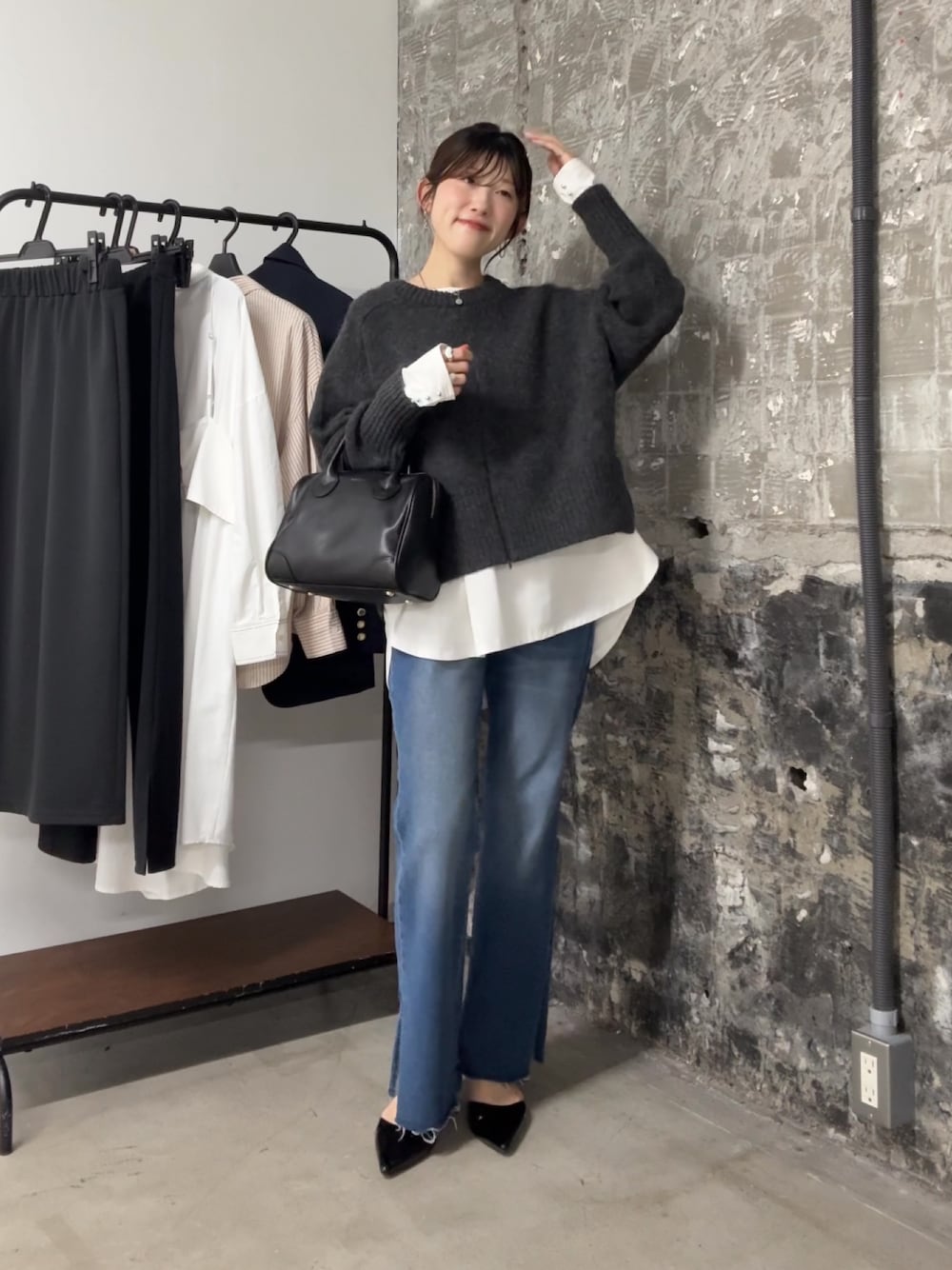 グレー系のニット/セーター、ホワイト系のTシャツ/カットソー、ブラック系のボストンバッグを着用したレディースの夏コーディネートの1枚目の写真