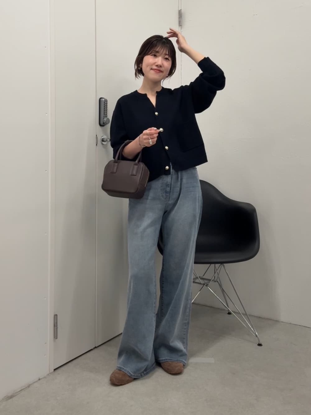 ブルー系のカーディガン/ボレロ、ブラウン系のショルダーバッグ、ブルー系のデニムパンツを着用したレディースの夏コーディネートの1枚目の写真