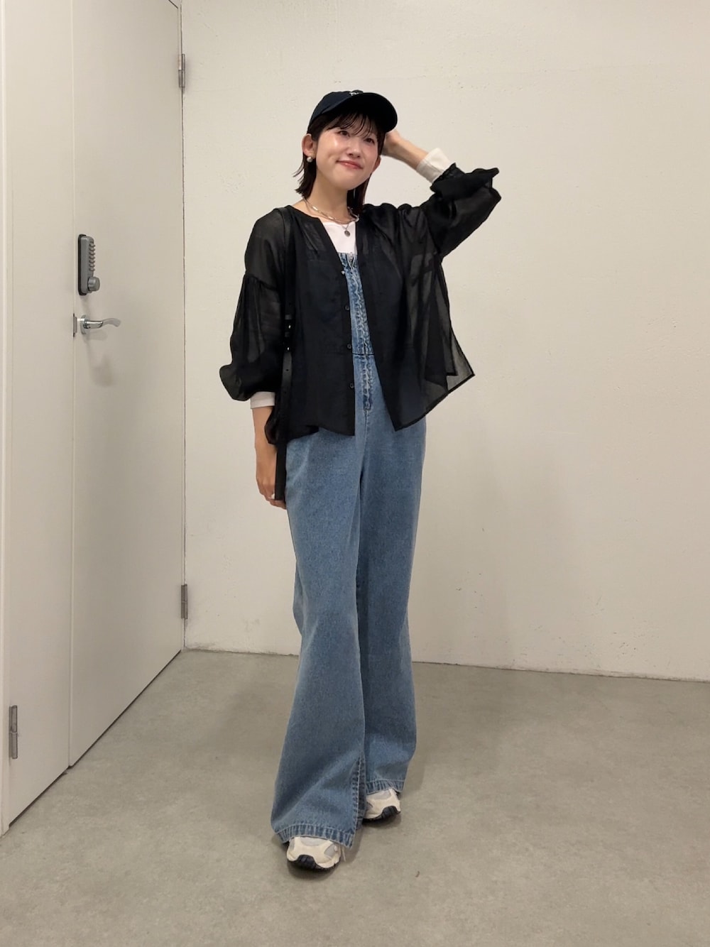 ブルー系のサロペット/オーバーオール、ブラック系のシャツ/ブラウス、ホワイト系のTシャツ/カットソーを着用したレディースの春コーディネートの1枚目の写真