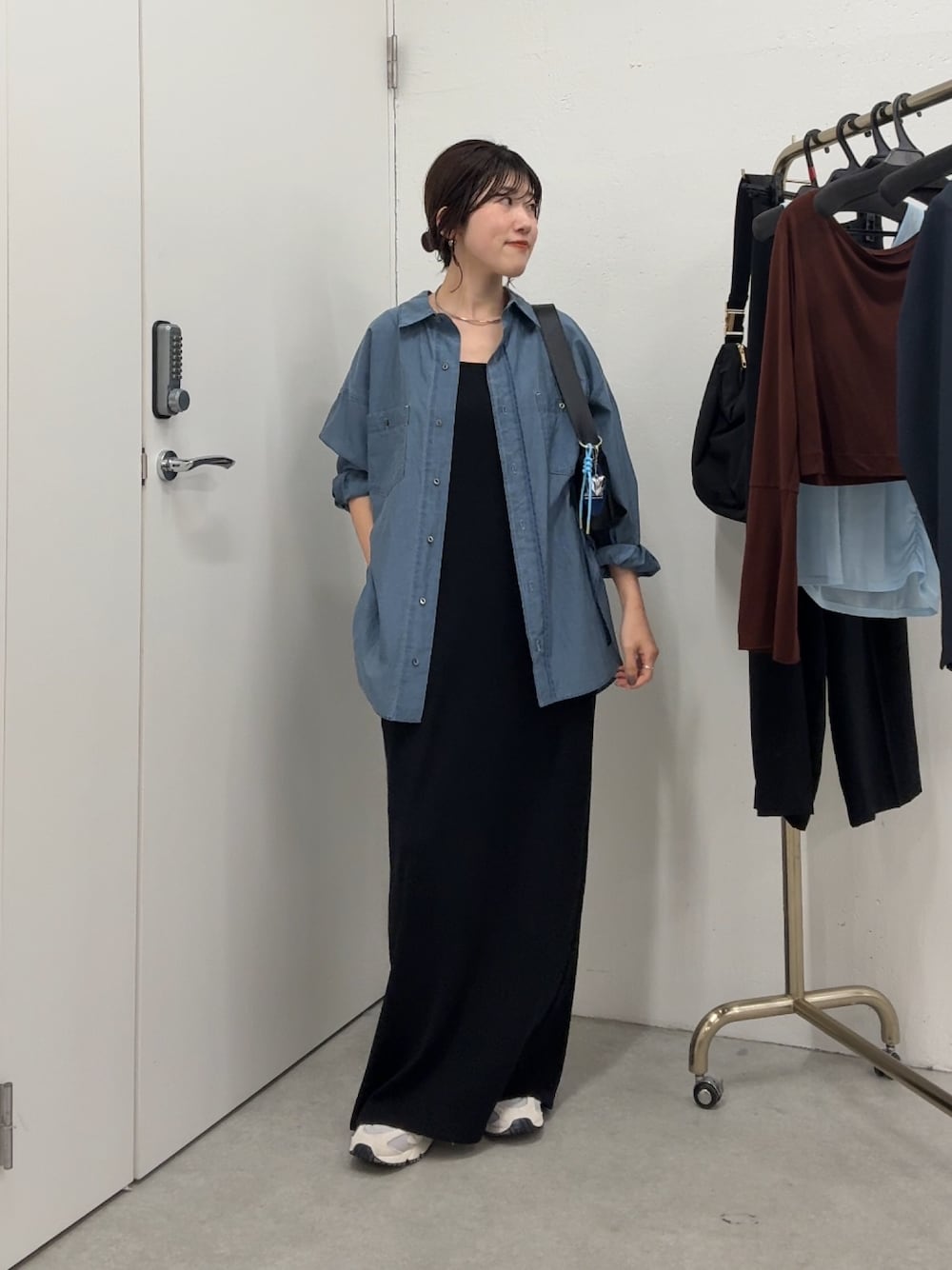 「ショルダーバッグ、大人カジュアル、最近のいい感じコーデ、お出かけコーデ、春、大人ファッション、シンプルスタイル、大人かわいい、春ファッション、大人コーデ、お洒落さんとつながりたい、キレイめ、休日コーデ、シンプル、シャツ好き集まれ」｜「COLLAGE GALLARDAGALANTEのQ.anos/デニムシアーシャツ（シャツ/ブラウス、ブルー系）」を使った、asaminさん（レディース・158cm）の春コーディネートの1枚目の写真