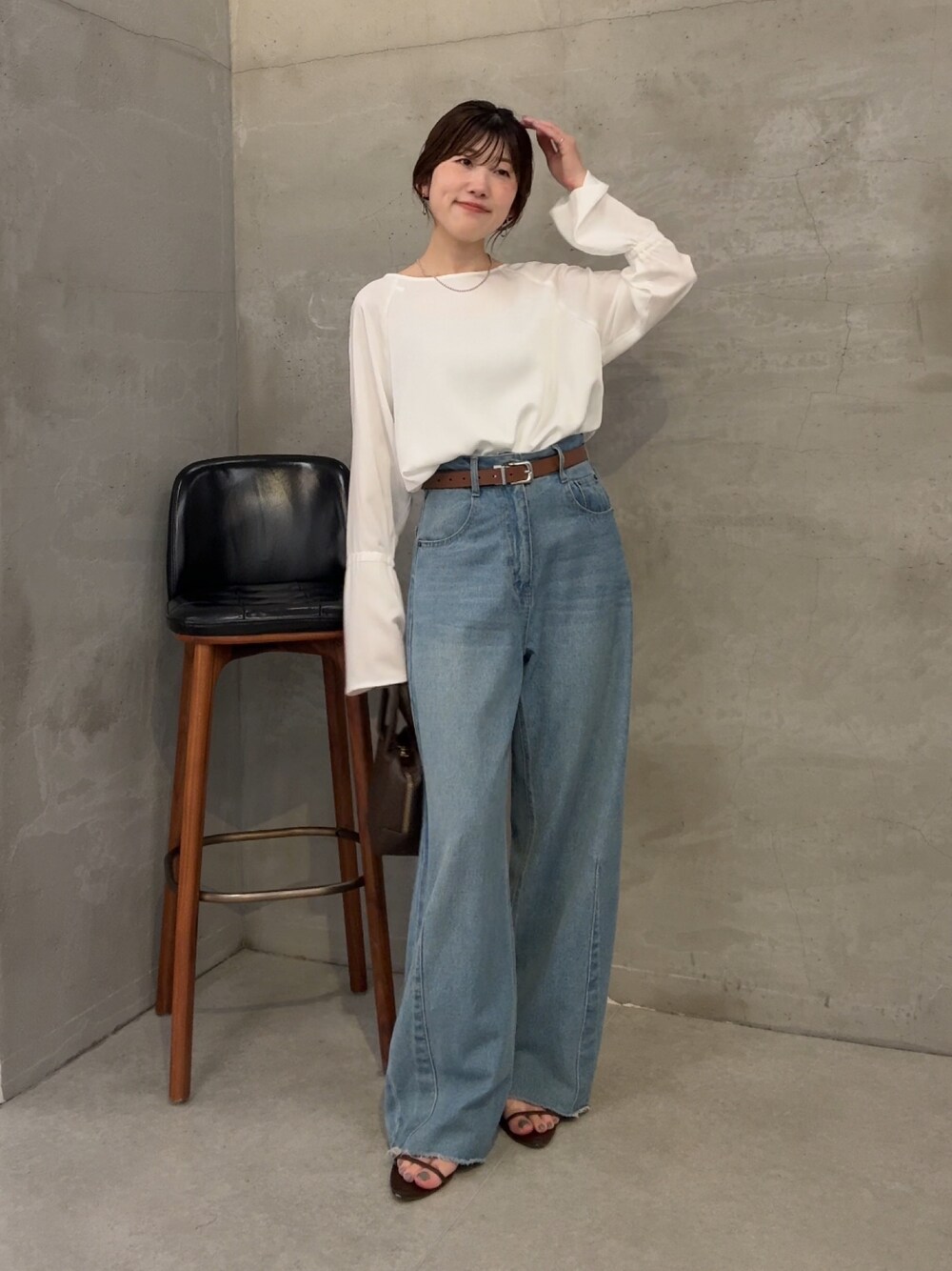 ブルー系のデニムパンツ、ホワイト系のシャツ/ブラウス、ブラウン系のショルダーバッグを着用したレディースの夏コーディネートの1枚目の写真