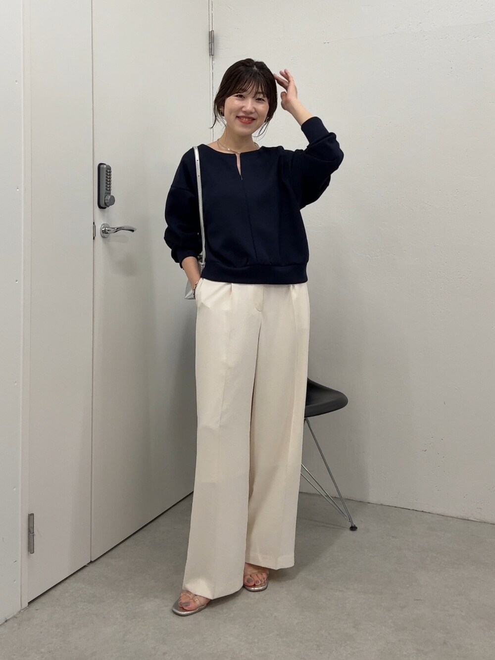 ブルー系のTシャツ/カットソー、ホワイト系のその他パンツ、シルバー系のショルダーバッグを着用したレディースの夏コーディネートの1枚目の写真