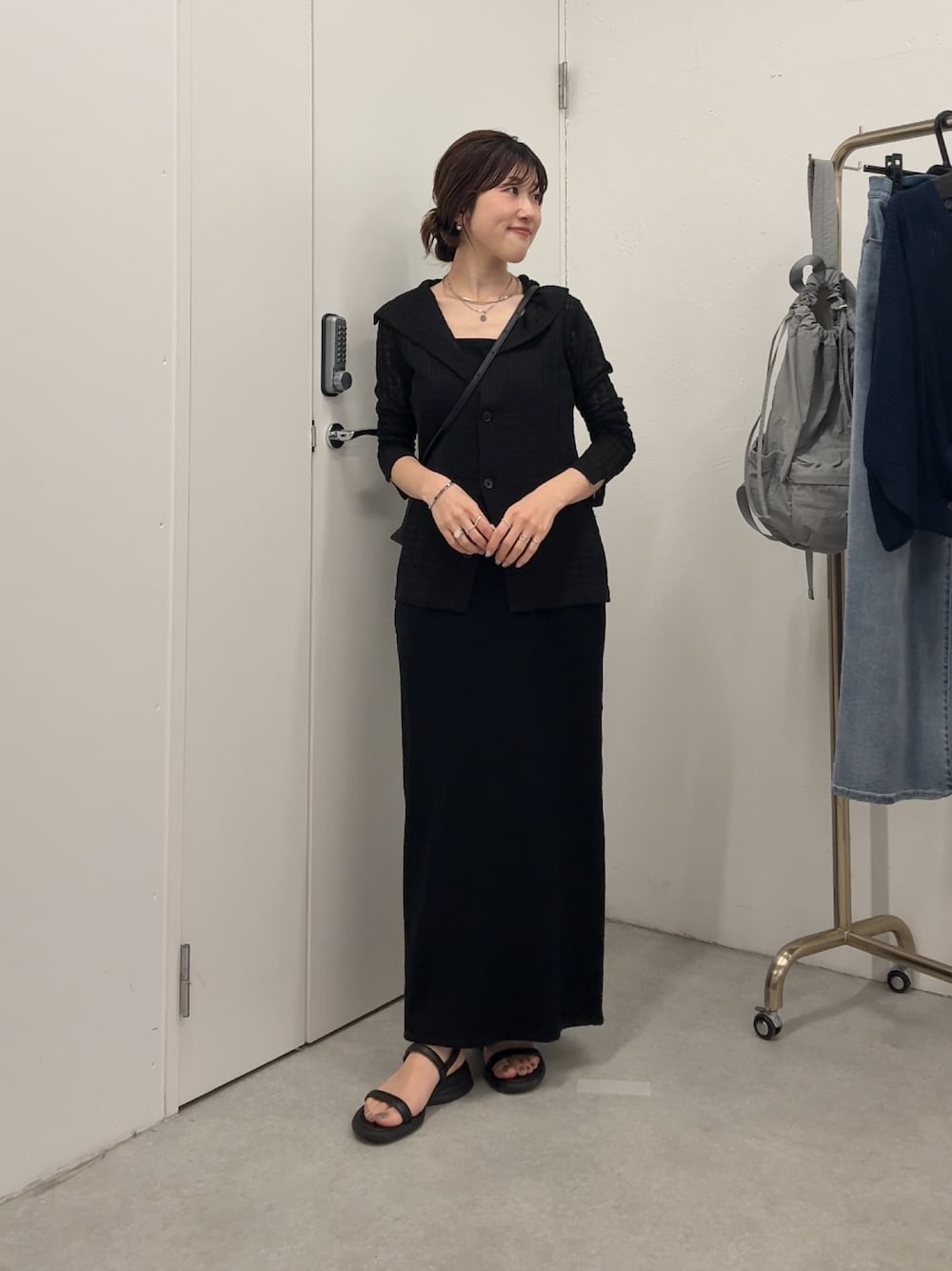 ブラック系のカーディガン/ボレロ、ブラック系のワンピース、ブラック系のショルダーバッグを着用したレディースの夏コーディネートの1枚目の写真