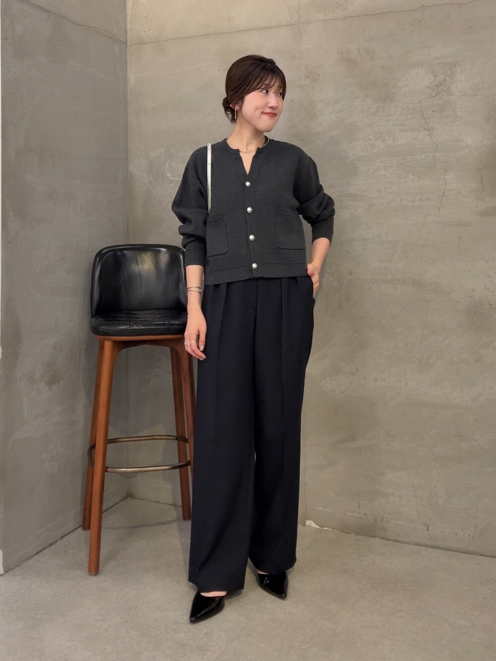 グレー系のカーディガン/ボレロ、ブルー系のスラックス、シルバー系のショルダーバッグを着用したレディースの夏コーディネートの1枚目の写真