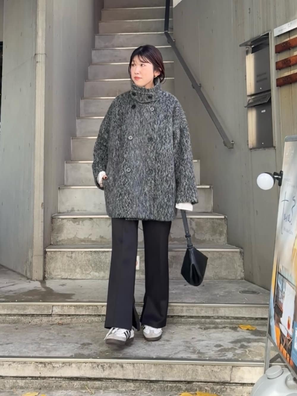 グレー系のその他アウター、ブラック系のその他パンツ、ブラック系のショルダーバッグを着用したレディースの秋コーディネートの1枚目の写真