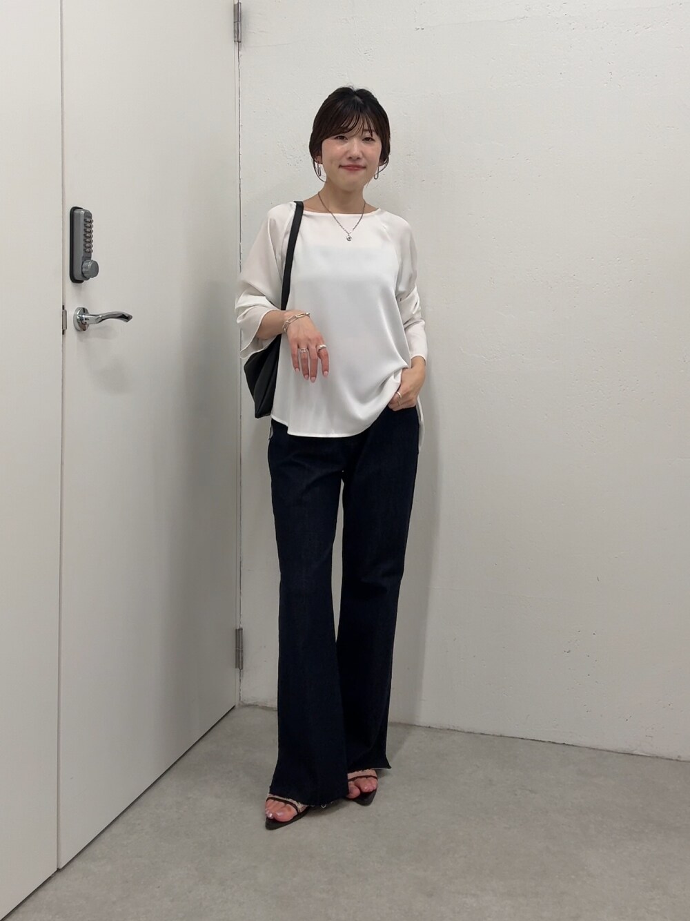 ホワイト系のシャツ/ブラウス、ブルー系のデニムパンツ、ブラック系のショルダーバッグを着用したレディースの夏コーディネートの1枚目の写真