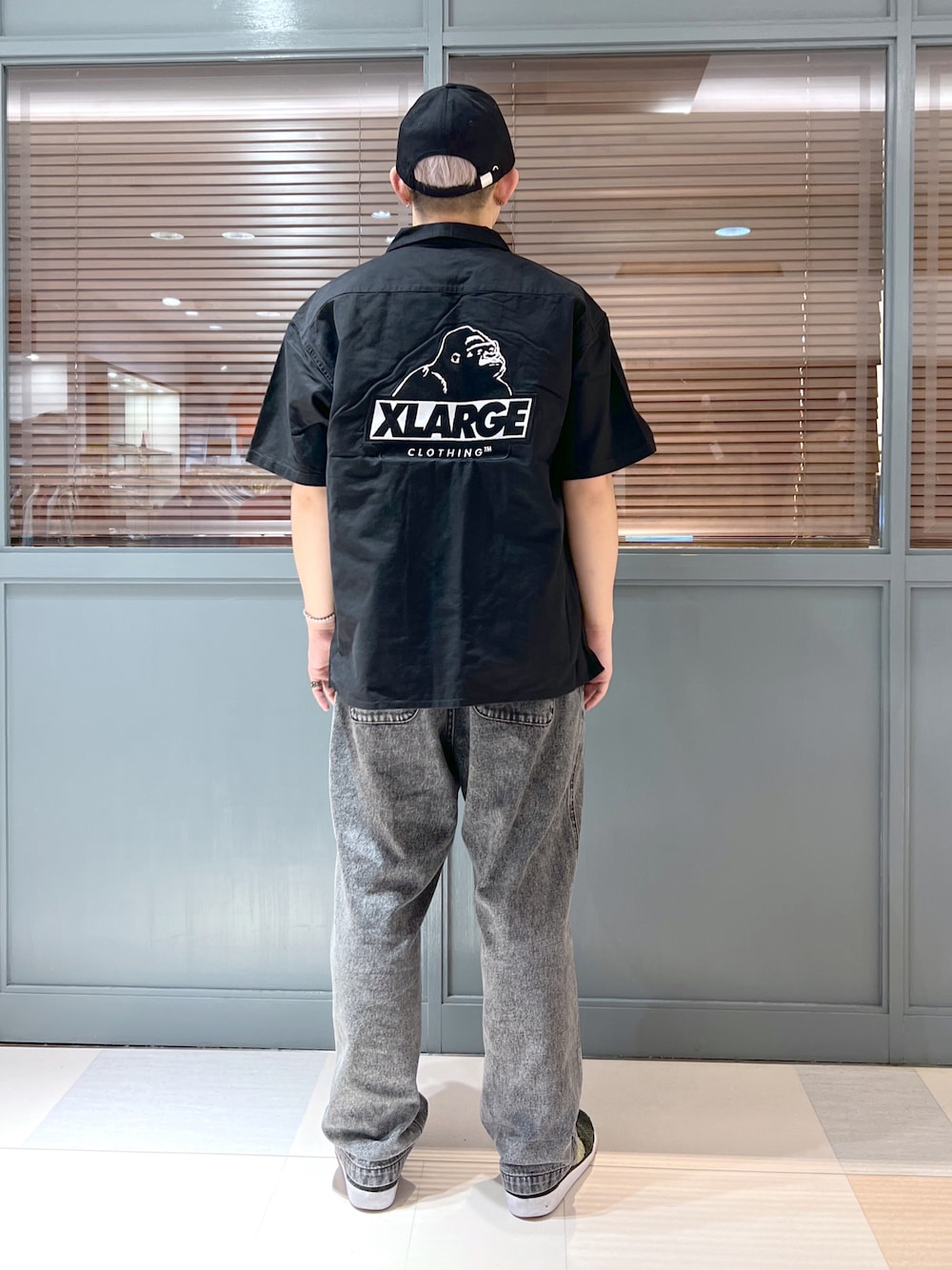 ブラック系のその他パンツ、ブラック系のシャツ/ブラウス、ブラック系のキャップを着用したメンズの夏コーディネートの1枚目の写真