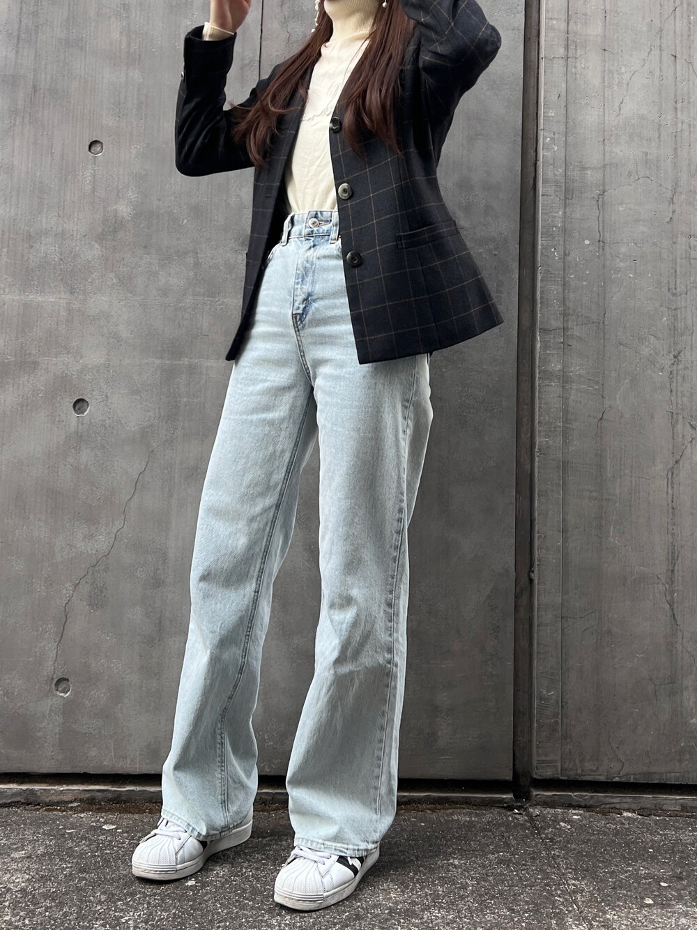 BURBERRYのノーカラージャケットを使った人気ファッション