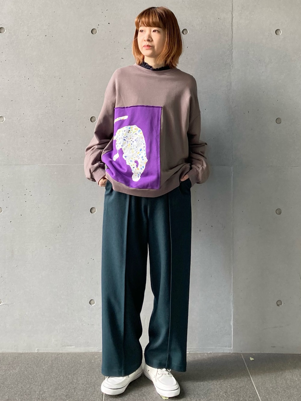 ベージュ系のスウェット、グリーン系のその他パンツ、ブルー系のシャツ/ブラウスを着用したレディースの冬コーディネートの1枚目の写真