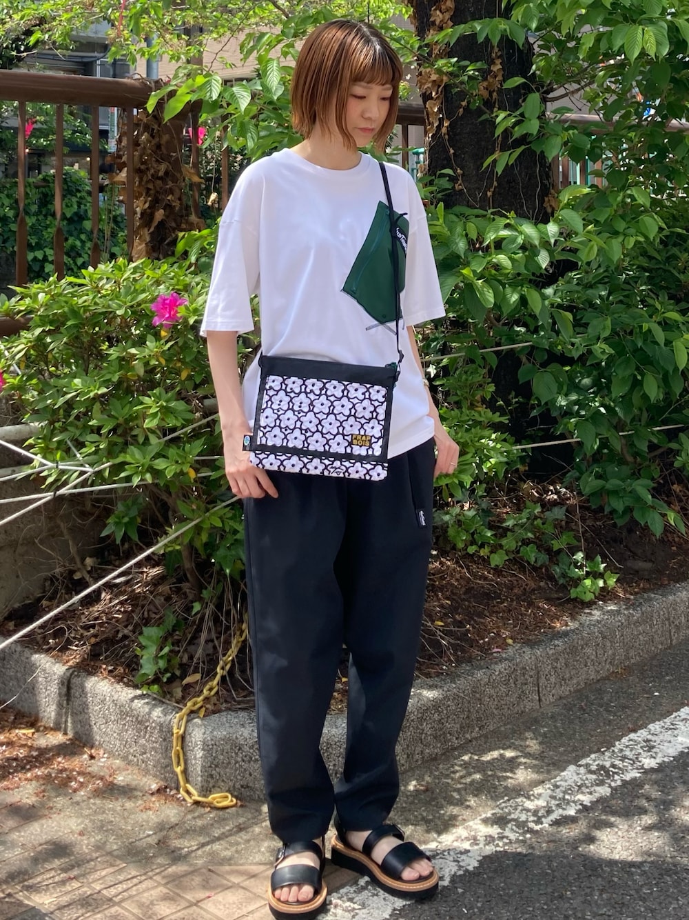 ホワイト系のTシャツ/カットソー、ブラック系のその他パンツ、グレー系のバッグを着用したレディースの春コーディネートの1枚目の写真