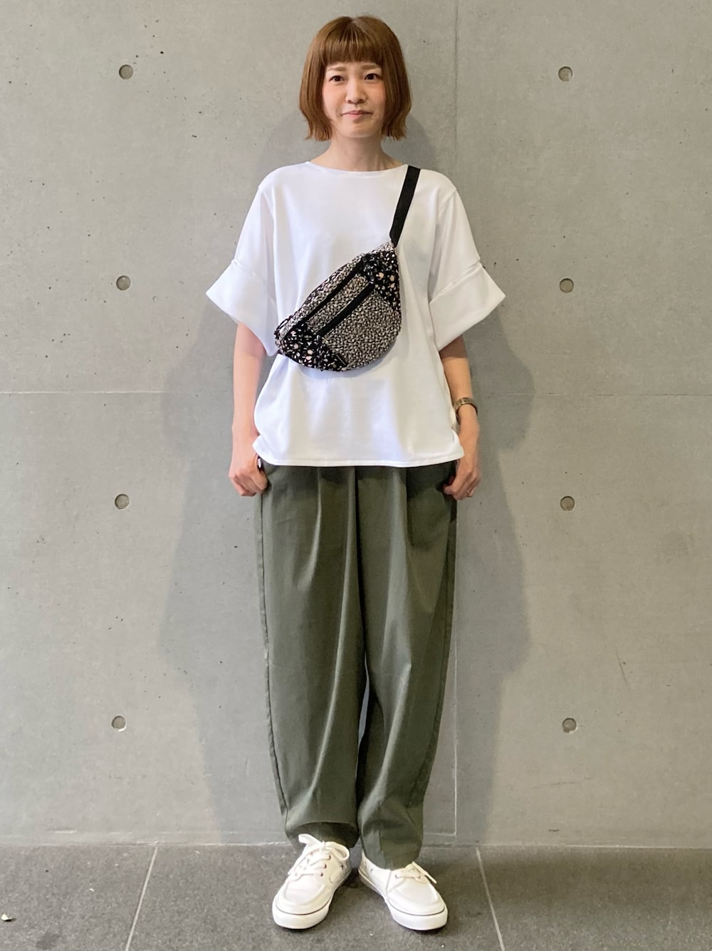 グリーン系のその他パンツ、ブラック系のボディバッグ/ウエストポーチ、ホワイト系のTシャツ/カットソーを着用したレディースの夏コーディネートの1枚目の写真