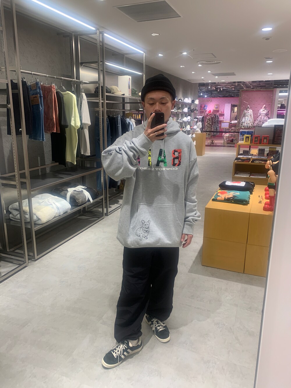 グレー系のパーカーを着用したメンズの秋コーディネートの1枚目の写真