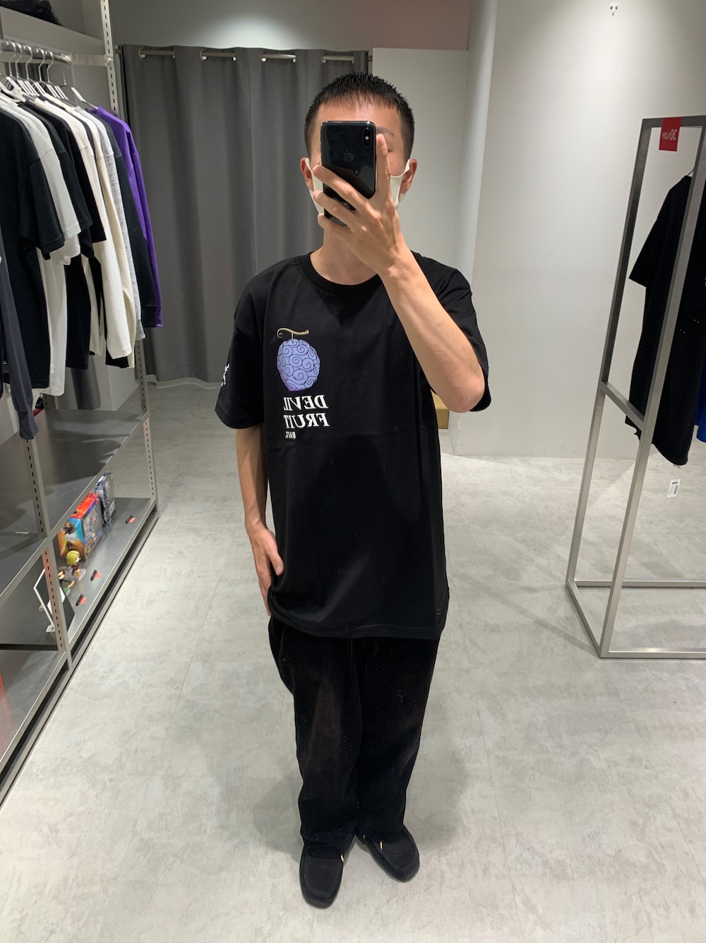 ブラック系のTシャツ/カットソーを着用したメンズの夏コーディネートの1枚目の写真