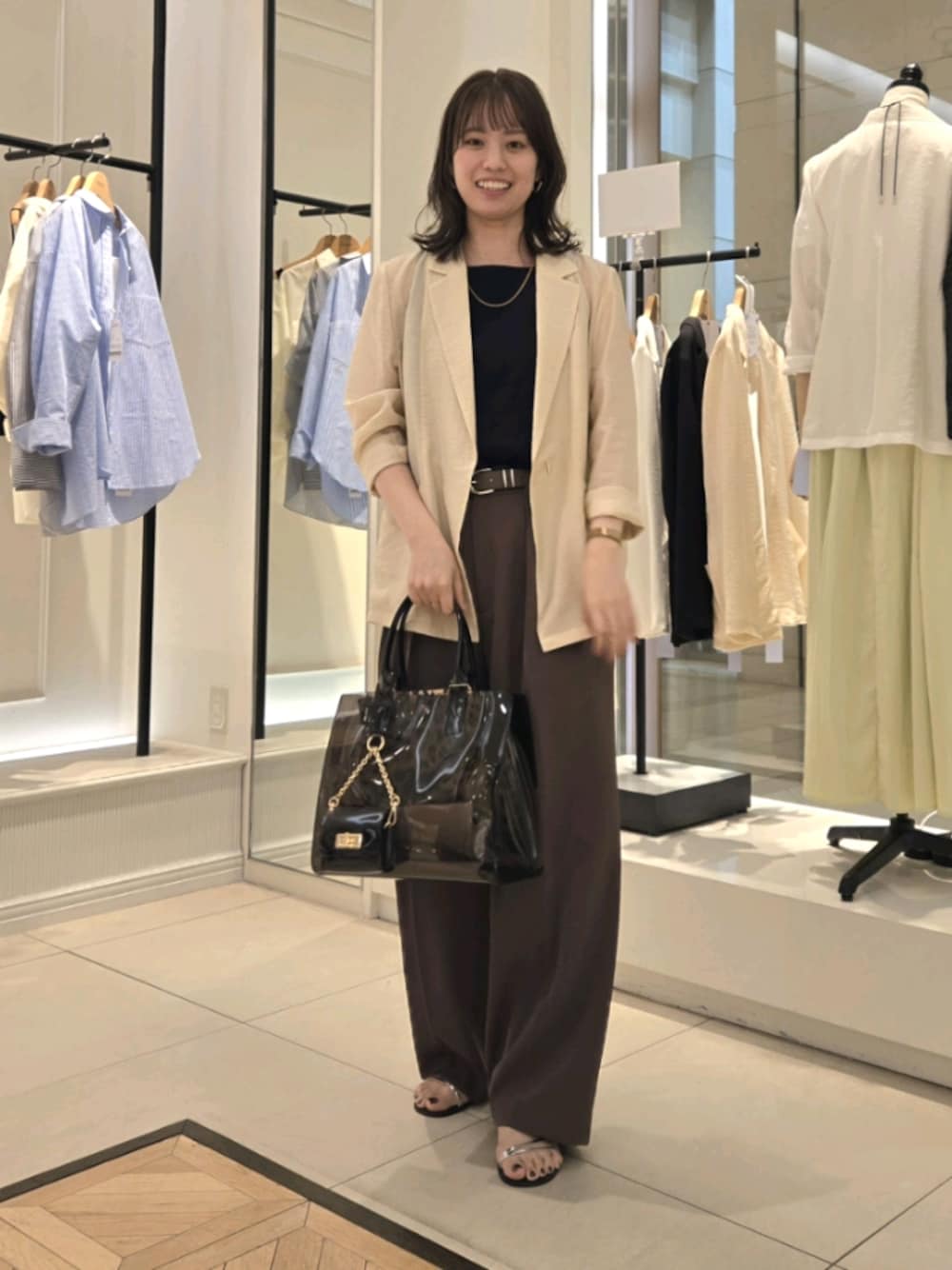 「ワイドパンツ、サンダル、オトナカジュアル、パンツコーデ、高身長女子、シアー、シアージャケット、ブラウン、ブラウンコーデ、タンクトップ、きれいめカジュアル、pvcバッグ、レオパード柄」｜「NOLLEY’S Sophiのウォッシャブルシアーシルクライトジャケット（テーラードジャケット、ベージュ系）」を使った、もーりーさん（レディース・164cm）の春コーディネートの1枚目の写真