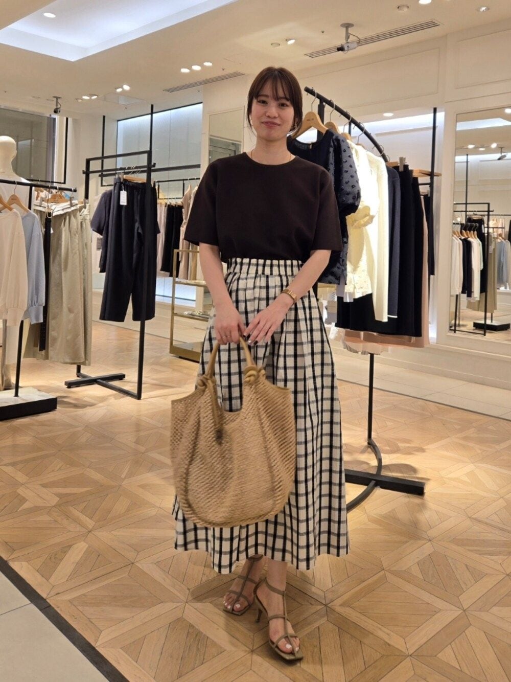 「チェック、半袖ニット、春ニット、スカート、ロングスカート、サンダル、ブラウン」｜「NOLLEY’Sの《手洗い可能》ホールガーメントニットTシャツ（ニット/セーター、ブラウン系）」を使った、もーりーさん（レディース・164cm）の春コーディネートの1枚目の写真