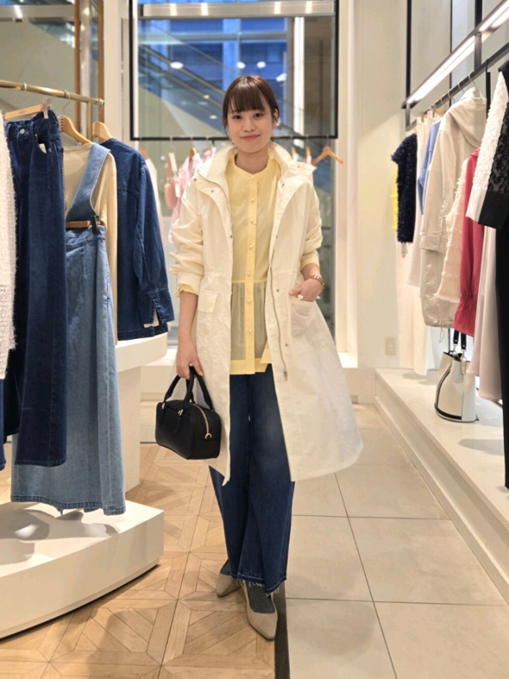 「春色、大人かわいい、シンプル、春、春服コーデ、シアートップス、デニムコーデ、ぺプラムトップス」｜「NOLLEY’S Sophiの撥水タッサー HOOD COAT（ダッフルコート、ホワイト系）」を使った、もーりーさん（骨格ウェーブ・レディース・164cm）の春コーディネートの1枚目の写真