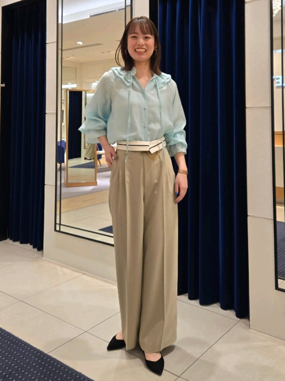 「大人女子、キレイめカジュアル、初春コーデ、ワイドパンツ、チノパン、シアートップス、フリル、グリーン、春コーデ」｜「NOLLEY’S Sophiの◇【WEB限定カラーあり】シアーフリルブラウス（シャツ/ブラウス、グリーン系）」を使った、もーりーさん（骨格ウェーブ・レディース・164cm）の冬コーディネートの1枚目の写真