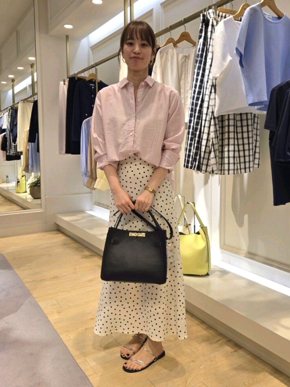 「セットアップ、キレイめカジュアル、大人女子、オトナ女子、きれいめコーデ、オトナカワイイ、シャツコーデ、ピンク、ドット、シアーシャツ」｜「NOLLEY’S Sophiの《セットアップ対応》シアーローン２WAYシャツ（シャツ/ブラウス、ピンク系）」を使った、もーりーさん（レディース・164cm）の春コーディネートの1枚目の写真