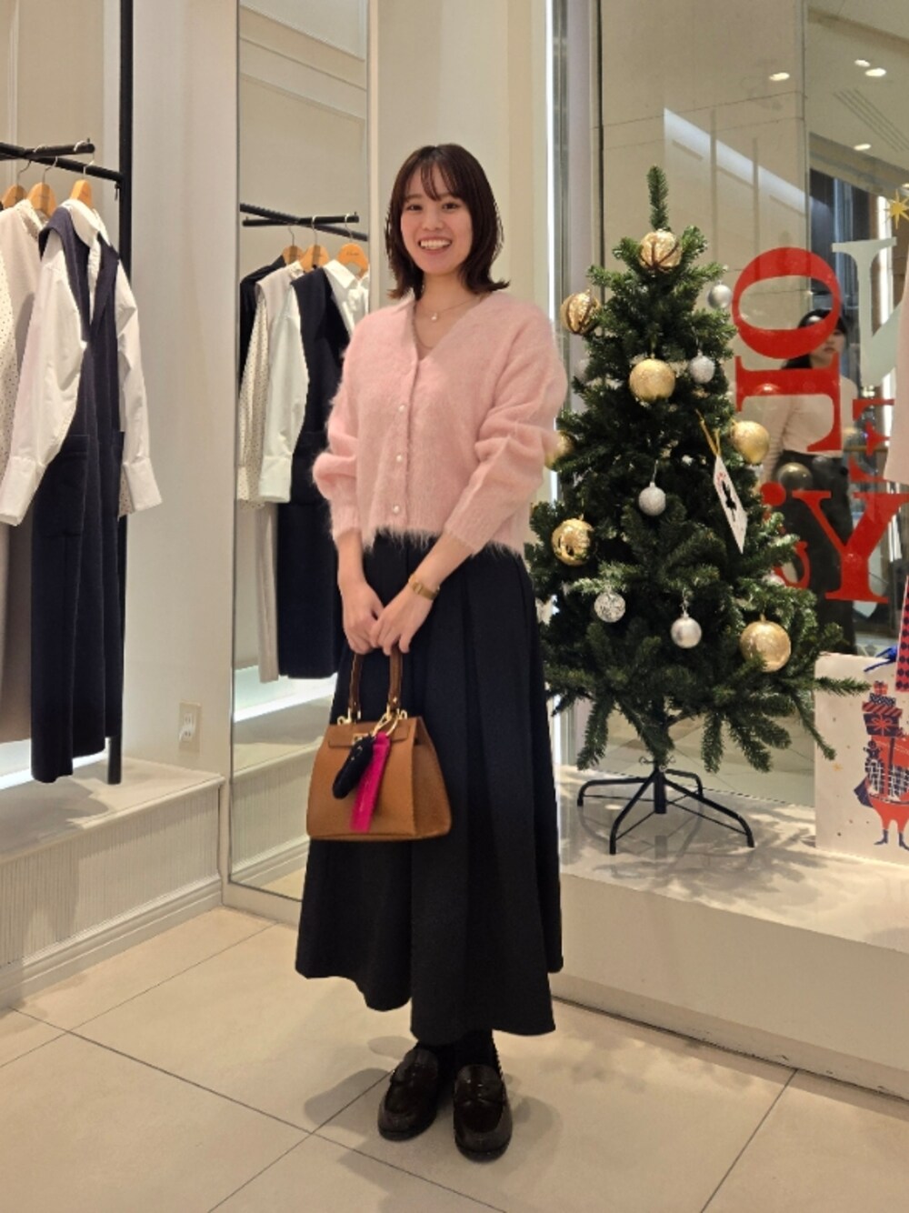 「冬コーデ、オトナカジュアル、休日スタイル、ローファー、ロングスカート、カーディガン」｜「NOLLEY’SのアルパカブレンドへアリーVネックカーディガン（カーディガン/ボレロ、ピンク系）」を使った、もーりーさん（レディース・164cm）の冬コーディネートの1枚目の写真