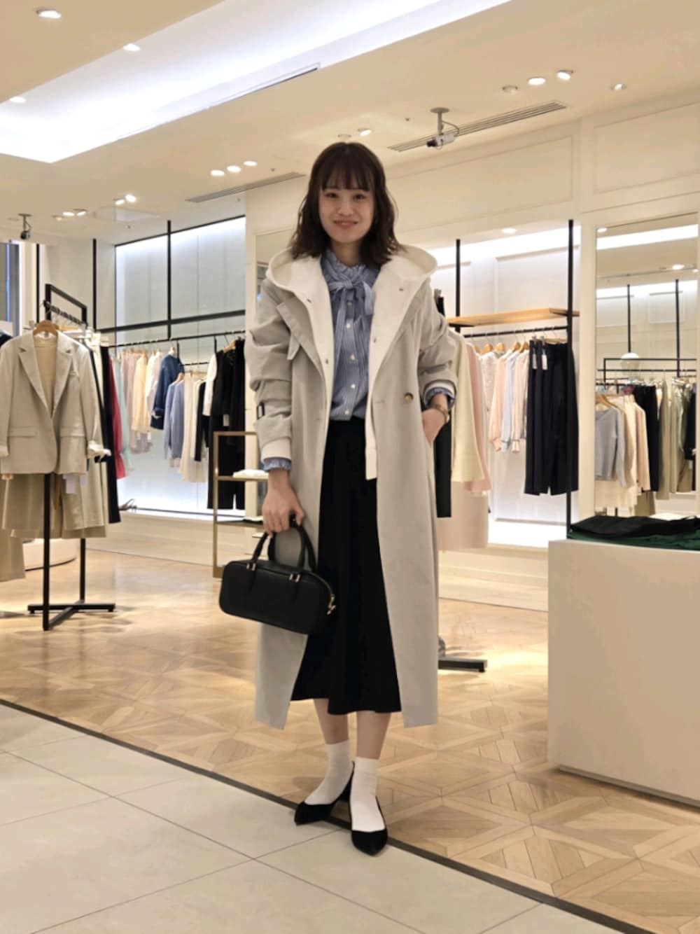 「レイヤードスタイル、春服コーデ、オトナカジュアル、楽チンコーデ、春服、ブラック、きれいめコーデ、セットアップ、フレアスカート、フリルシャツ、ブルーシャツ」｜「NOLLEY’Sのウォッシャブル エアボールフードブルゾン（ブルゾン、ホワイト系）」を使った、もーりーさん（骨格ウェーブ・レディース・164cm）の冬コーディネートの1枚目の写真