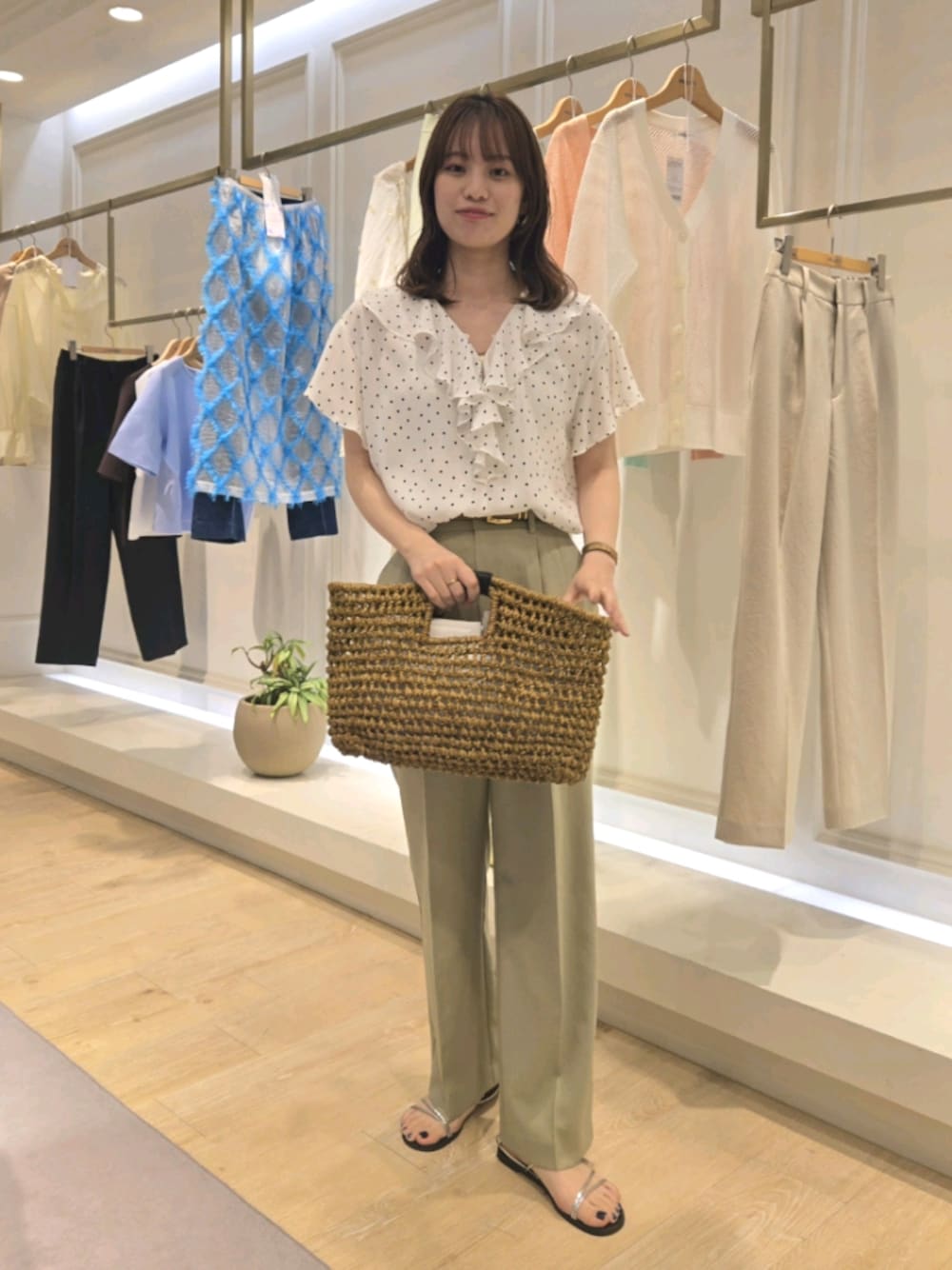 「ワイドパンツ、サンダル、春夏コーデ、キレイめコーデ、お仕事コーデ、キレイめ、ブラウスコーデ、ドット、フリルブラウス、オリーブ、かごバッグ」｜「NOLLEY’Sの2wayラッフル衿ブラウス（シャツ/ブラウス、ホワイト系）」を使った、もーりーさん（レディース・164cm）の春コーディネートの1枚目の写真