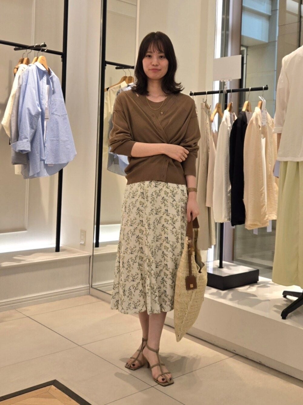 「レイヤードスタイル、サンダル、夏ファッション、お出かけコーデ、大人可愛い、着回しコーデ、きれいめコーディネート、夏、大人ガーリー、高身長女子、シアー、カーディガン、花柄、花柄スカート、ブラウン」｜「NOLLEY’S Sophiの《アンサンブル対応》《手洗い可能》イタリー糸ホルターネックタンクトップ（タンクトップ、ブラウン系）」を使った、もーりーさん（レディース・164cm）の夏コーディネートの1枚目の写真