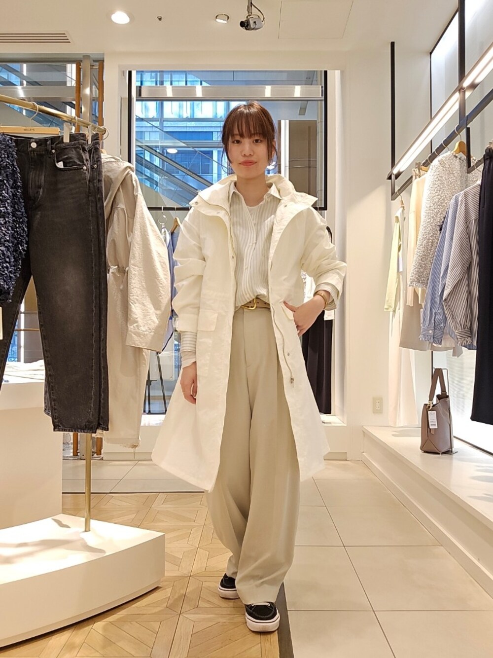 「レイヤードスタイル、春服コーデ、大人女子、パンツコーデ、休日スタイル、春先取り、春カラー」｜「NOLLEY’S Sophiの撥水タッサー HOOD COAT（ダッフルコート、ホワイト系）」を使った、もーりーさん（骨格ウェーブ・レディース・164cm）の冬コーディネートの1枚目の写真