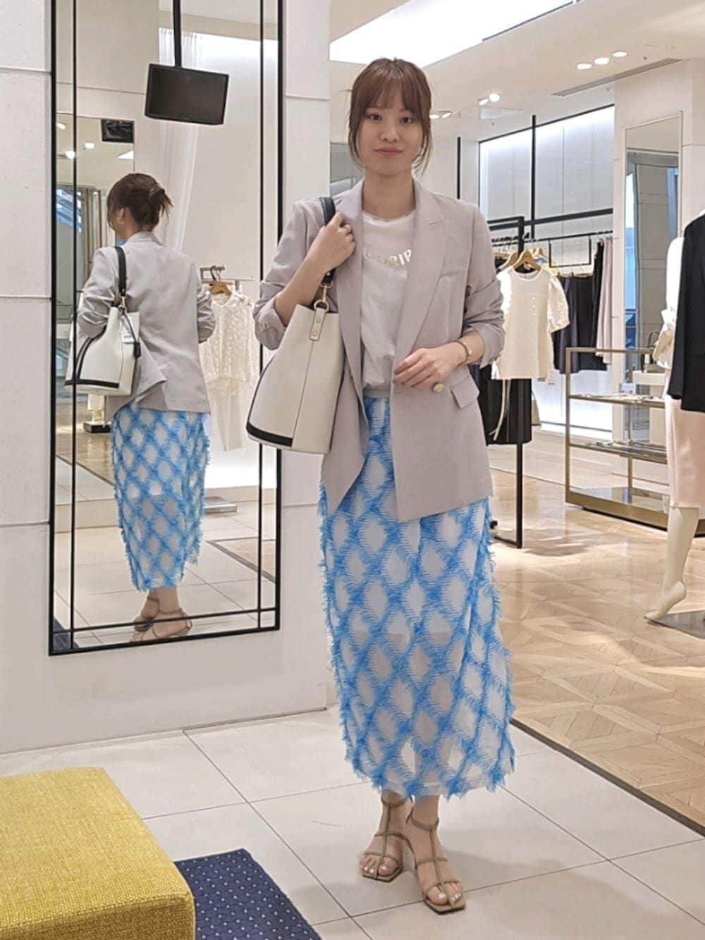 「チェック、ショルダーバッグ、春色、レイヤード、ジャガード、シアー、ジャケット、ロゴT、着まわし、きれいめカジュアル、サンダル」｜「NOLLEY’Sの《セットアップ対応》KIRYUバイヤスカットジャガードスカート（スカート、ブルー系）」を使った、もーりーさん（レディース・164cm）の春コーディネートの1枚目の写真