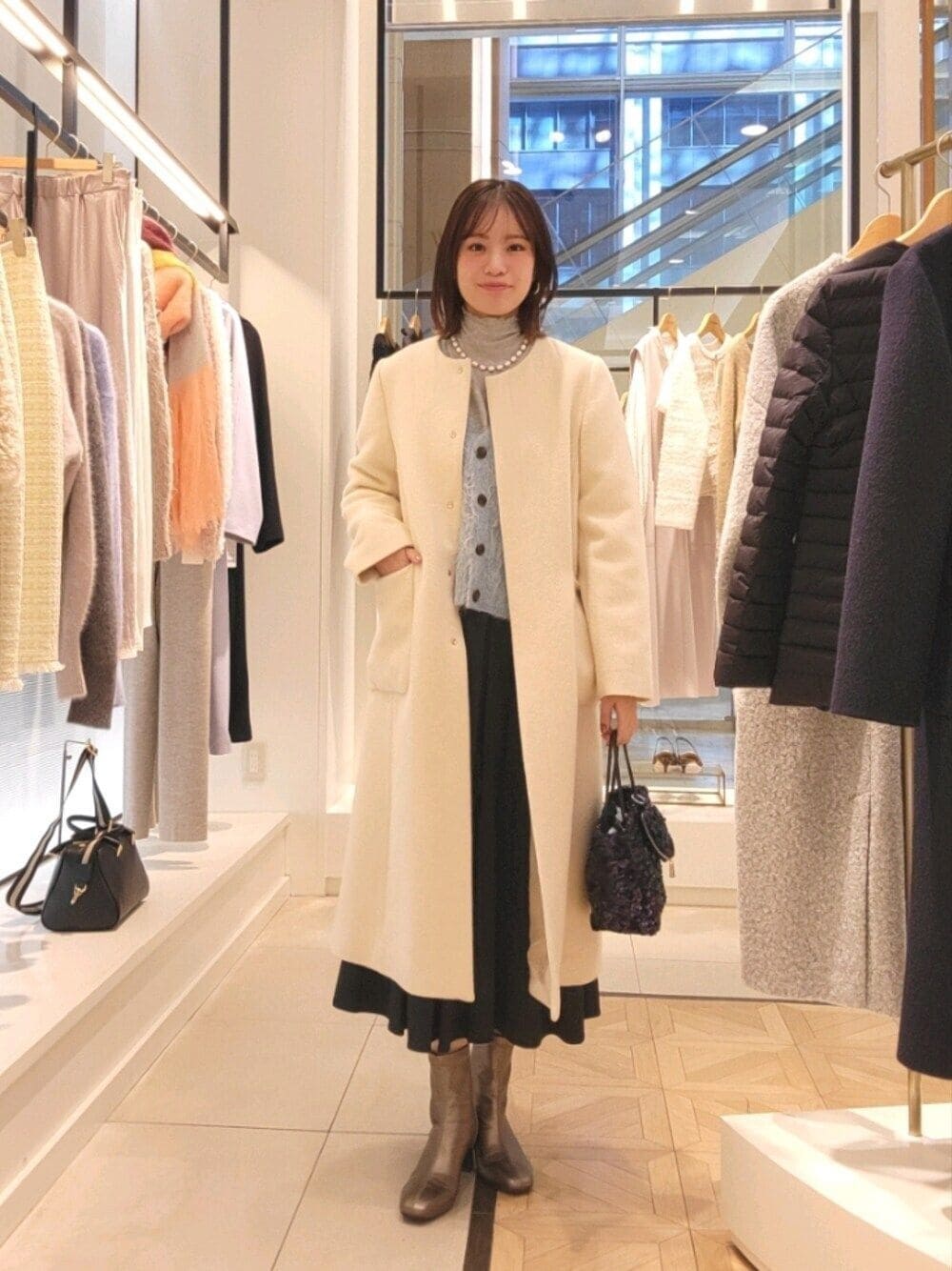 「冬アウター、あったかコーデ、オトナ女子、スカートコーデ、フレアスカート、カーディガン、スパンコール、淡色女子、ノーカラーコート、オケージョン」｜「NOLLEY’Sのノーカラーシャギーコート（ノーカラーコート、ホワイト系）」を使った、もーりーさん（レディース・164cm）の冬コーディネートの1枚目の写真