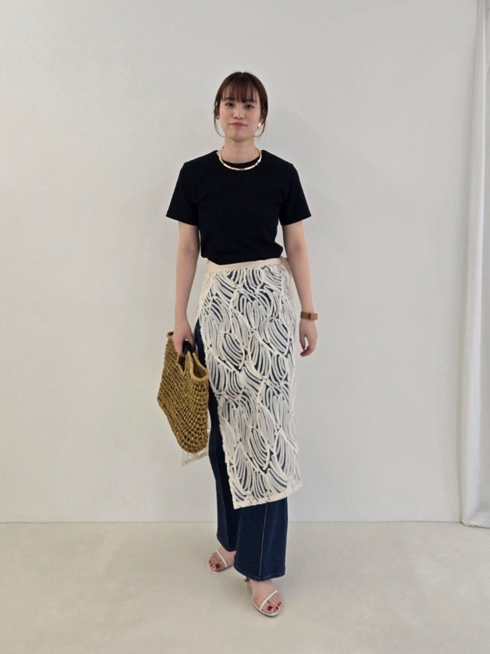 「春コーデ、デニム、休日スタイル、レイヤードスタイル、デニムパンツ、トートバッグ、ニット、半袖ニット」｜「Rie Millerの《セットアップ対応》《手洗い可能》チュール刺繍ラップスカート（スカート、ホワイト系）」を使った、もーりーさん（骨格ウェーブ・レディース・164cm）の春コーディネートの1枚目の写真