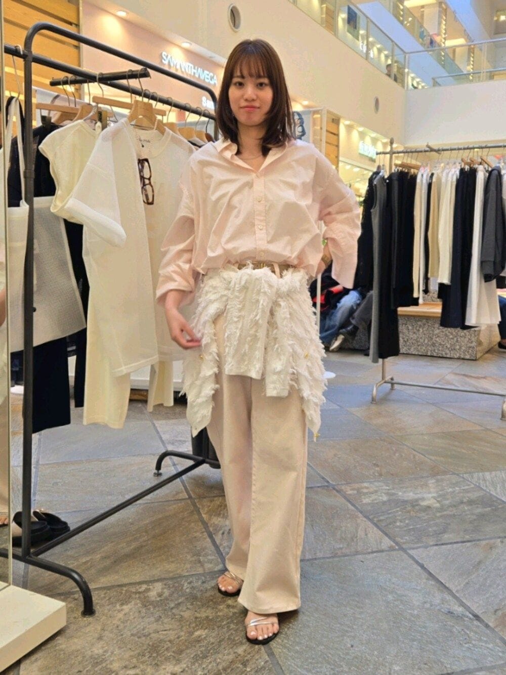 「春服コーデ、春カラー、キレイめコーデ、デニムコーデ、春めき満開コーデ、シャツスタイル、ピンクコーデ、ワントーンコーデ、レイヤードスタイル、カーディガン」｜「Rie Millerのレギュラーカラー2WAYシャツ（シャツ/ブラウス、ピンク系）」を使った、もーりーさん（レディース・164cm）の春コーディネートの1枚目の写真