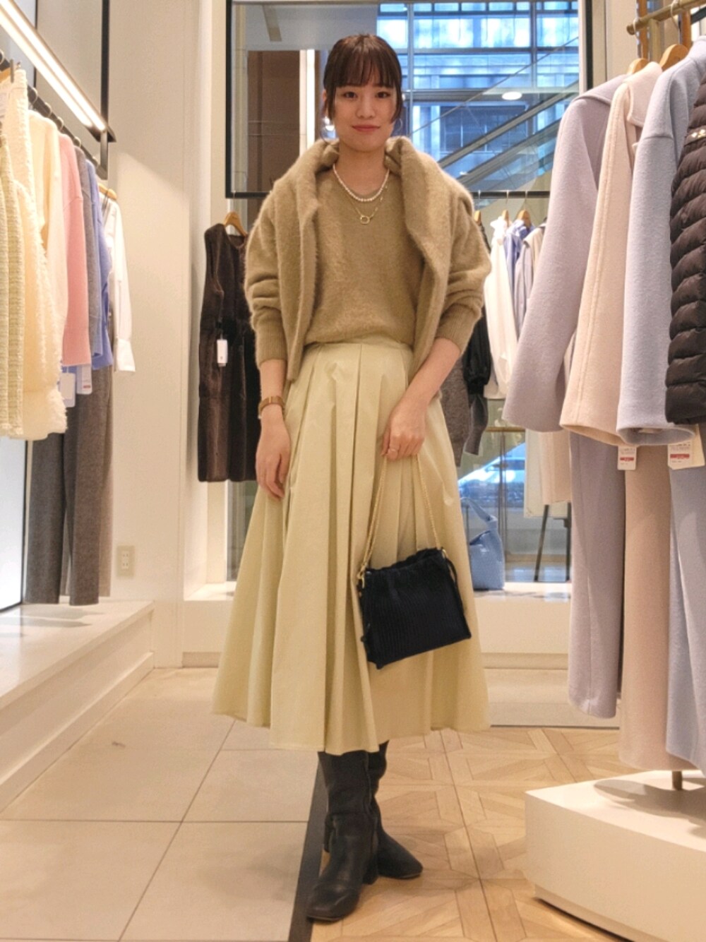 「真冬のあったかスタイル、大人可愛い、オトナ女子、ニットコーデ、ロングブーツ、スカートコーデ、冬コーデ、ワントーンコーデ、ヘアリーニット、ベージュ」｜「NOLLEY’S Sophiのカシミヤ混ヘアリーパール釦クルーネックカーディガン（カーディガン/ボレロ、イエロー系）」を使った、もーりーさん（骨格ウェーブ・レディース・164cm）の冬コーディネートの1枚目の写真