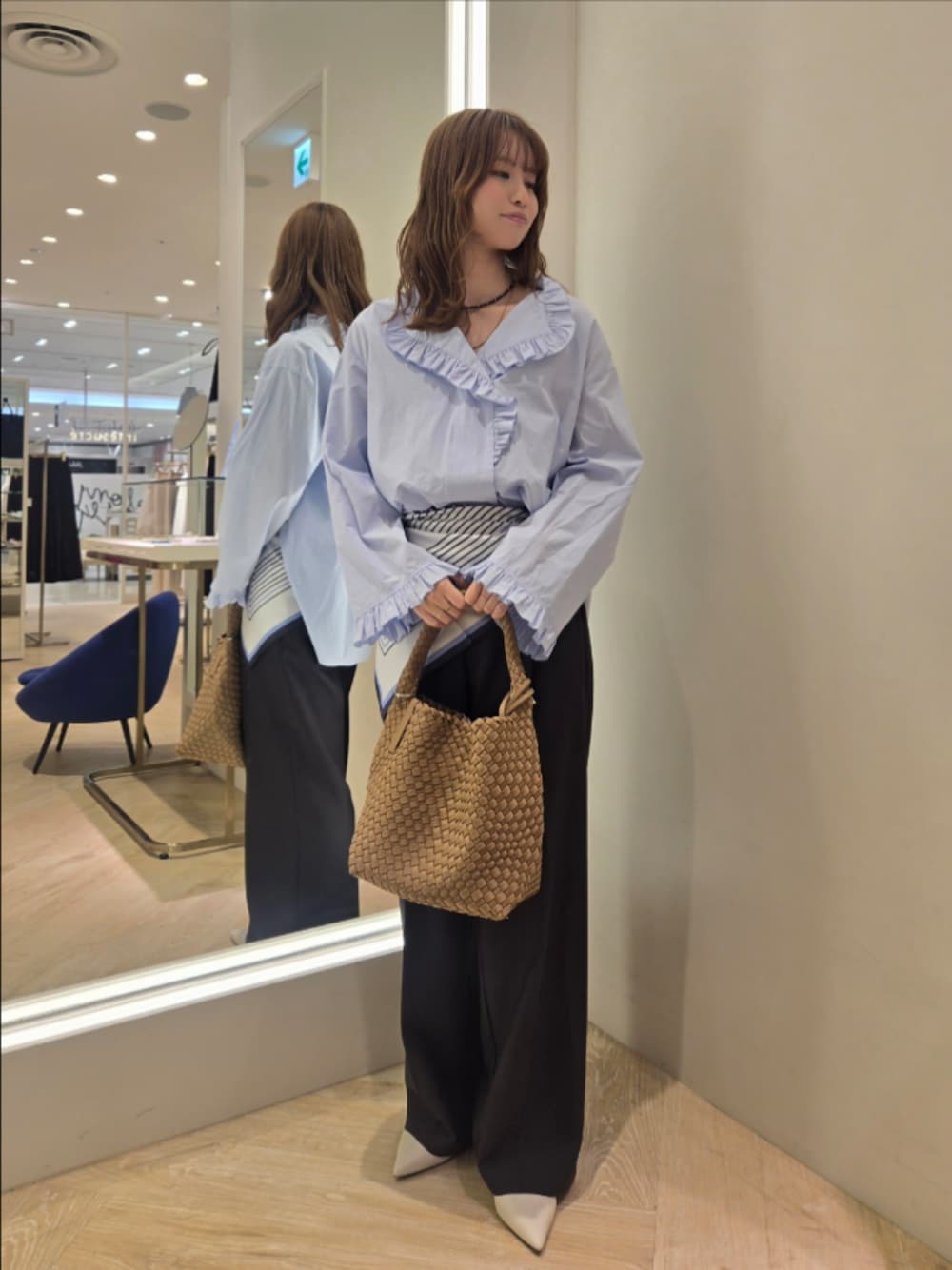 ブルー系のシャツ/ブラウス、ブラウン系のショルダーバッグ、グレー系のその他パンツを着用したレディースの春コーディネートの1枚目の写真