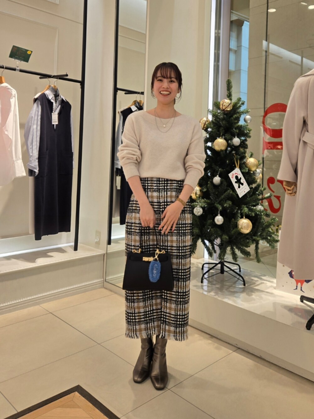 「おでかけコーデ、あったかコーデ、ウェーブ、チェック、チェックスカート、スパンコール、キラキラ、キレイめ」｜「NOLLEY’S Sophiのモヘヤラメスパンコール2WAYプルオーバーニット（ニット/セーター、ピンク系）」を使った、もーりーさん（骨格ウェーブ・レディース・164cm）の冬コーディネートの1枚目の写真