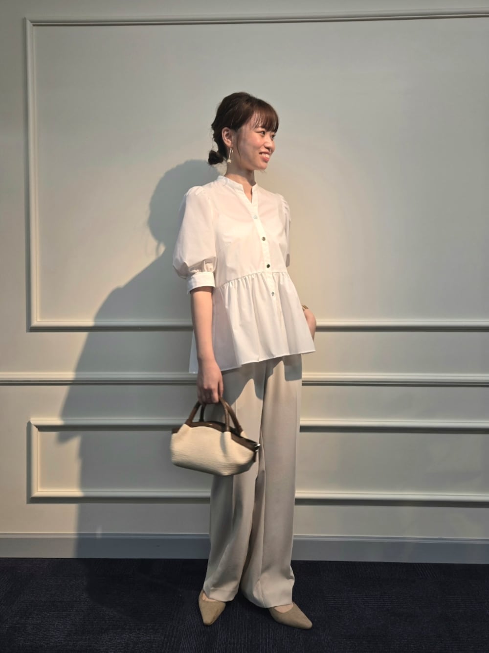 「ショルダーバッグ、淡色コーデ、シンプルスタイル、春服、おでかけコーデ、モノトーンコーデ、ワントーンコーデ、大人かわいい、オフィススタイル、ぺプラムトップス、イージーパンツ、フレアパンツ」｜「NOLLEY’S Sophiのペプラムシャツブラウス（シャツ/ブラウス、ホワイト系）」を使った、もーりーさん（レディース・164cm）の春コーディネートの1枚目の写真