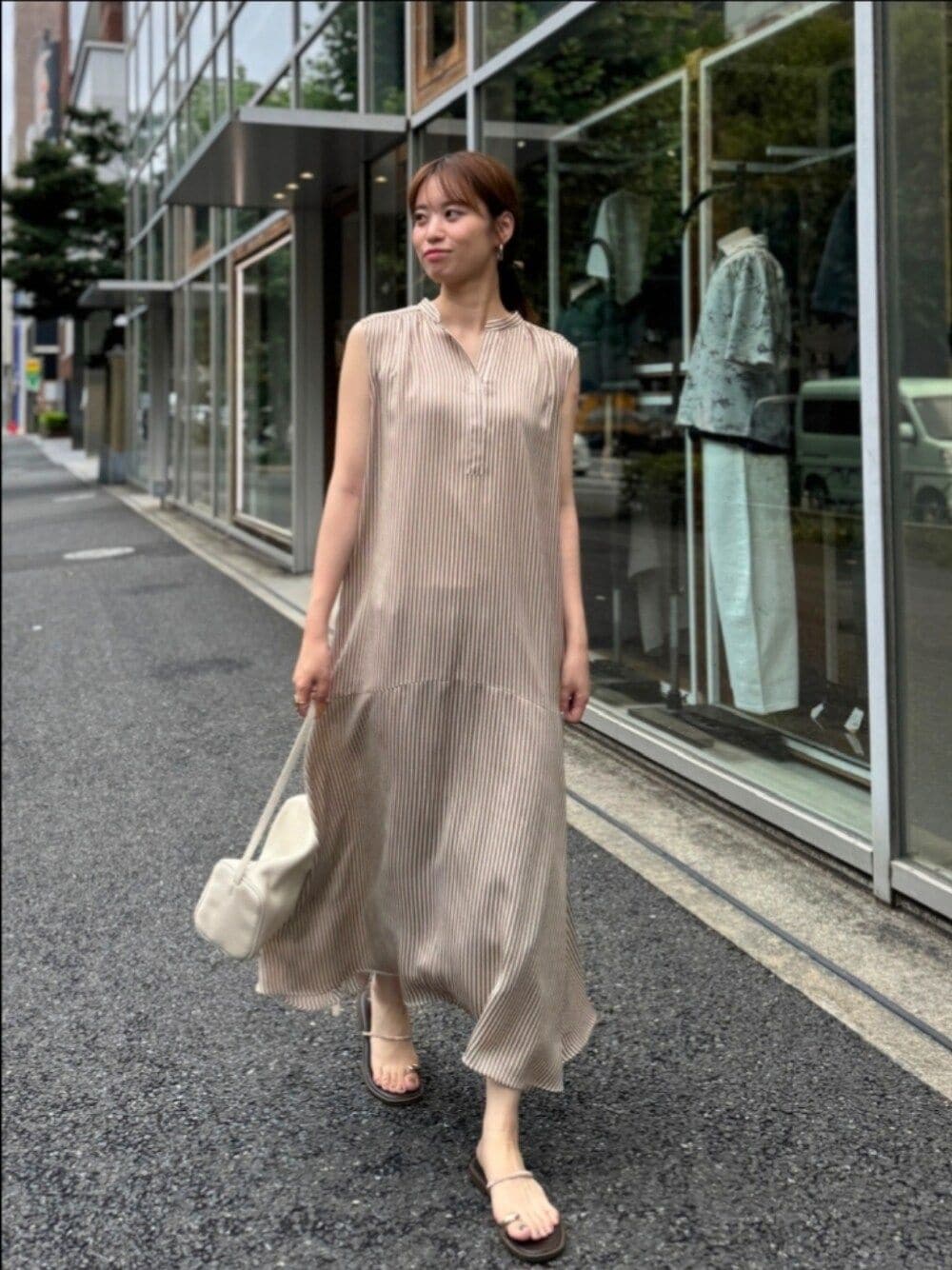 「ノースリーブ、夏服コーデ、ゆるコーデ、夏コーデ、涼しいコーデ、ワンピース、ストライプ柄、ストライプ、ロング丈」｜「NOLLEY’Sのウォッシャブルサテンストライプノースリシャツワンピース（ワンピース、ベージュ系）」を使った、もーりーさん（レディース・164cm）の夏コーディネートの1枚目の写真